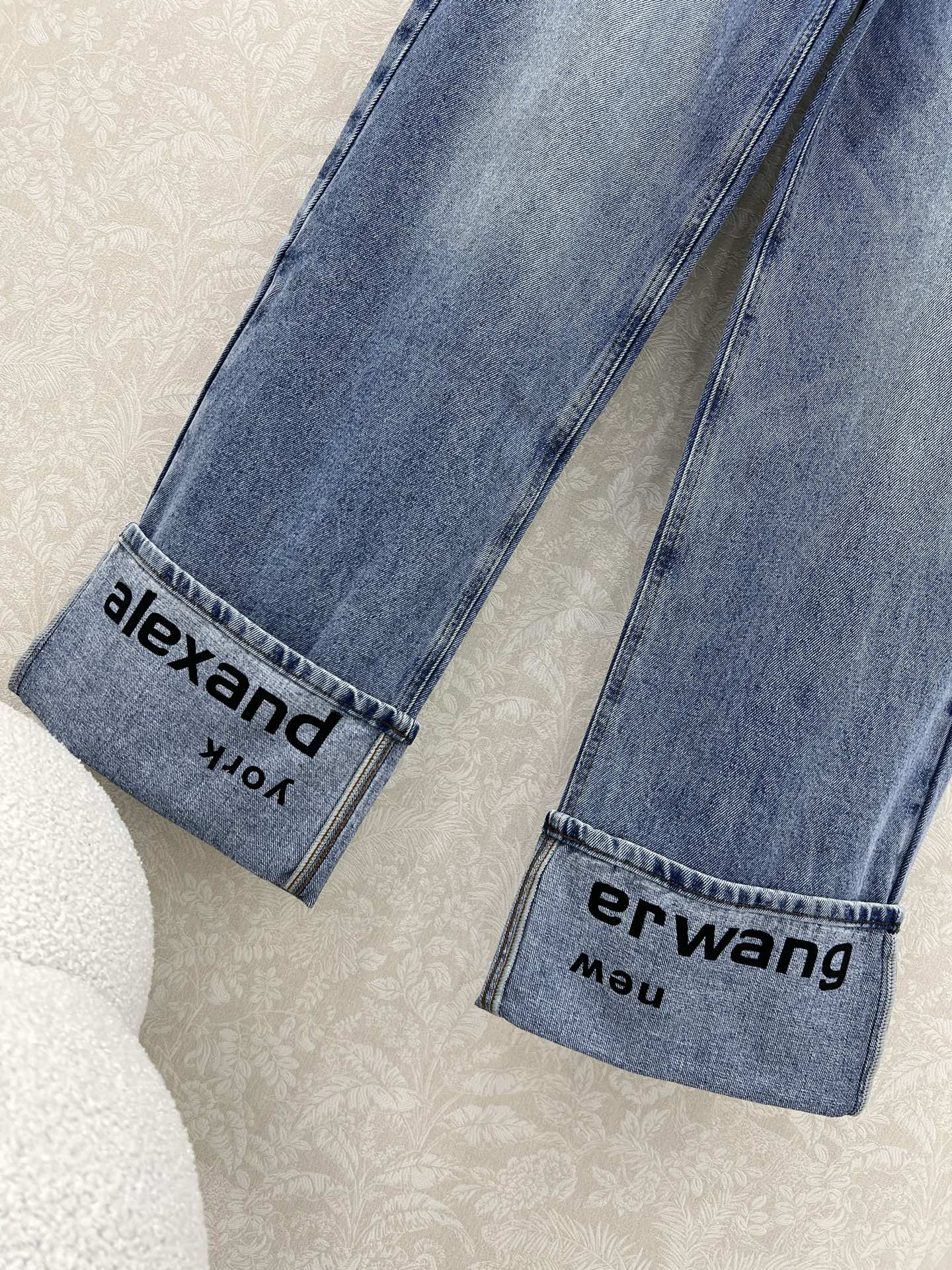 Stylish Female Suit with Alexander Wang Thongs and Cotton Net Detail - 图片 5