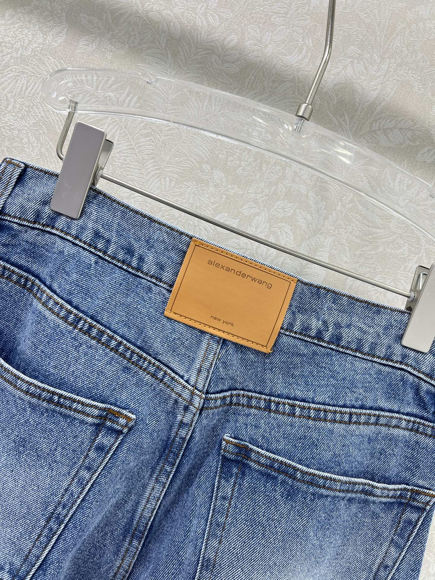 Stylish Female Suit with Alexander Wang Thongs and Cotton Net Detail - 图片 9