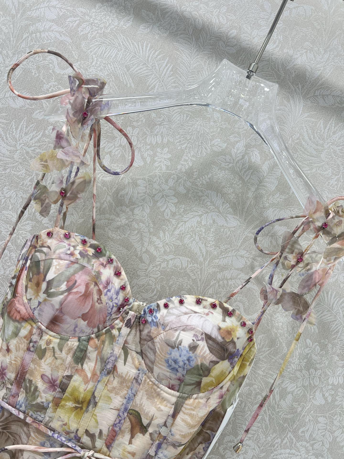 🔥🔥ZIMMERM*25新款繁花簇锦印花吊带连衣裙 肩带订钻立体花装饰 胸前订钻腰身褶皱勾勒腰线让人眼前