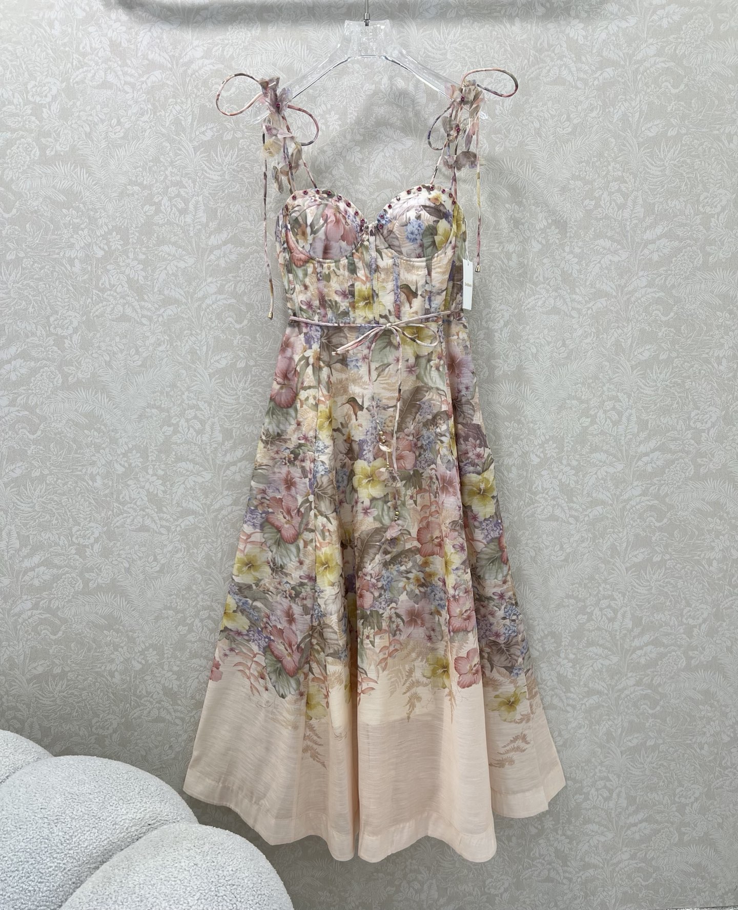 NO:639229,ZIMMERM*25 new flower-printed suspender dress. The shoulder straps are decorated with diamond-embellished three-dimensional flowers. The waist is pleated with diamonds on the chest to outline the waistline, which is eye-catching. Invisible zipper opening and closing, the waist is nipped in. The summer atmosphere is full of flowers and matched with a thin rope belt. The fairy is overall high-class and shows retro charm. 2 colors and 4 codes SMLXL, Zimmerman-clothing, skirts, alexander wang19860909ZIMMERM*25新款繁花簇锦印花吊带连衣裙 肩带订钻立体花装饰 胸前订钻腰身褶皱勾勒腰线让人眼前一亮,隐形拉链开合,腰部收腰 夏日氛围拉满繁花簇拥搭配本布细绳腰带 超大摆裙摆仙女本仙整体高级又展现复古魅力气质.2色4码SMLXL,兹默曼-服装,skirts,alexander wang,Women's clothing