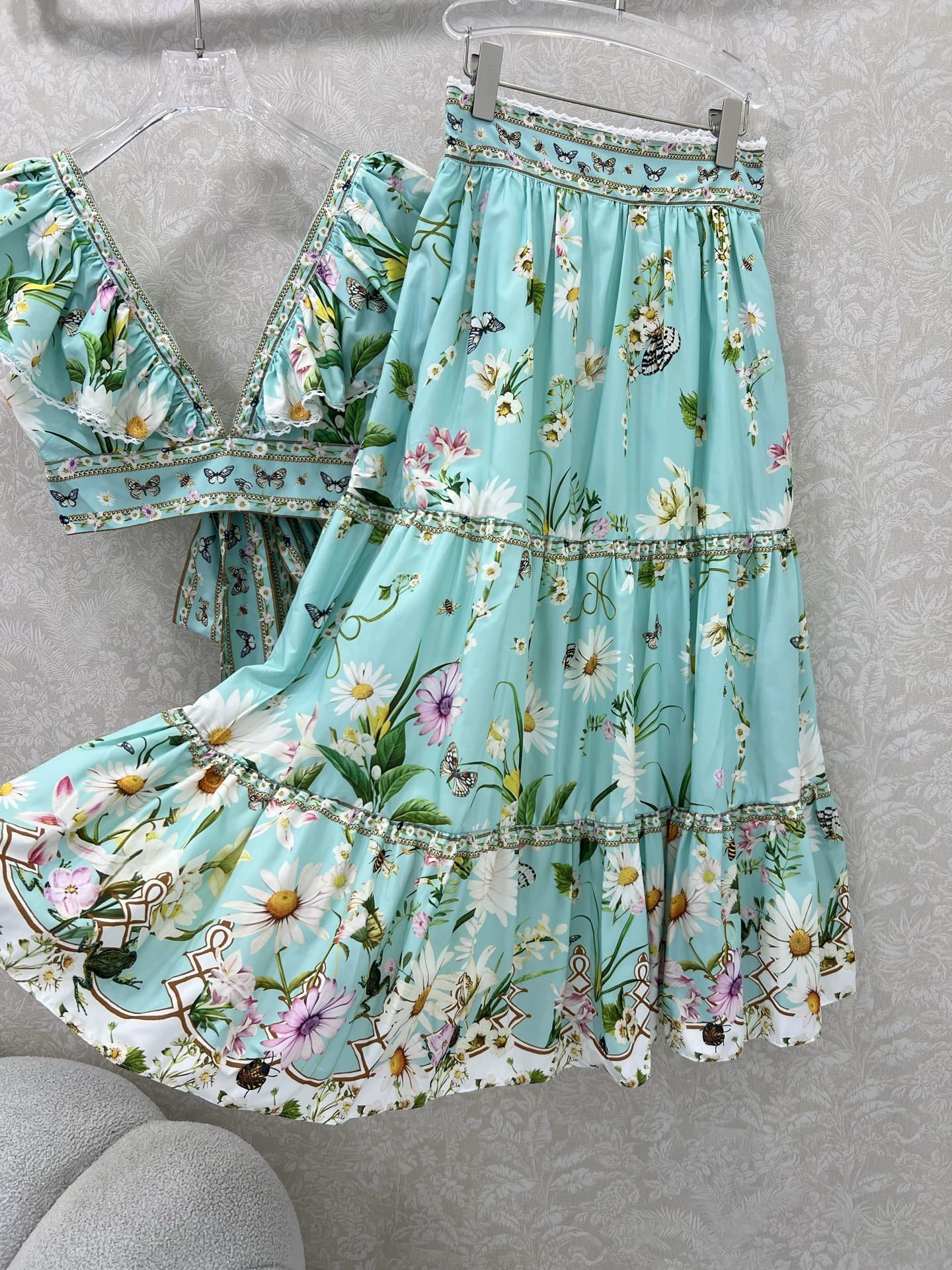 Australian Brand Camilla: Small Woman Packaged with V-Coloured Blouse and Skirt - 图片 5