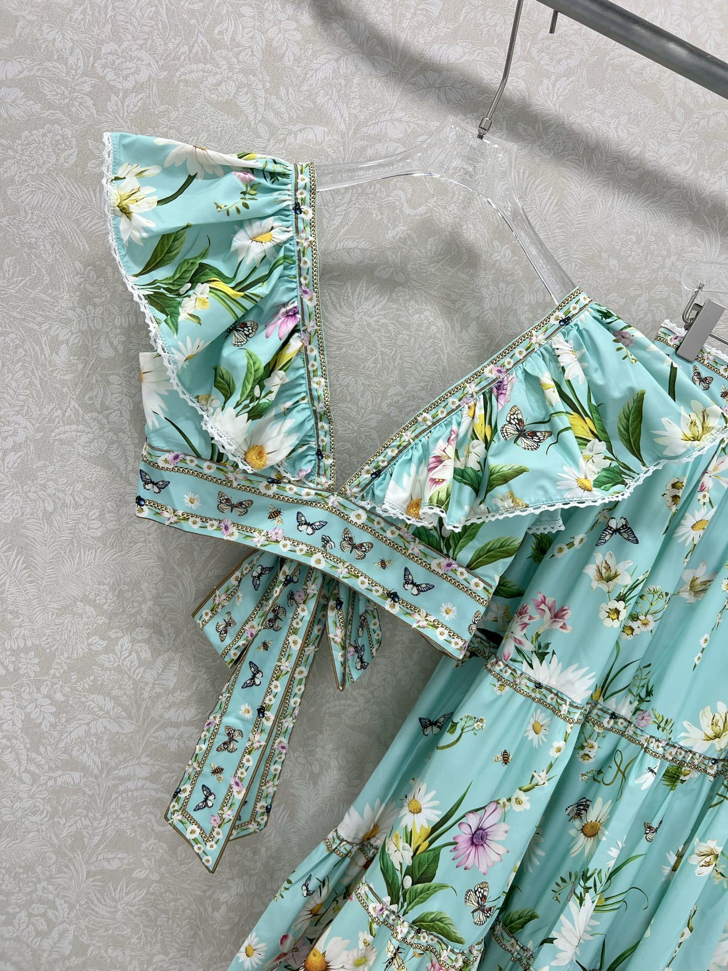 Australian Brand Camilla: Small Woman Packaged with V-Coloured Blouse and Skirt - 图片 2