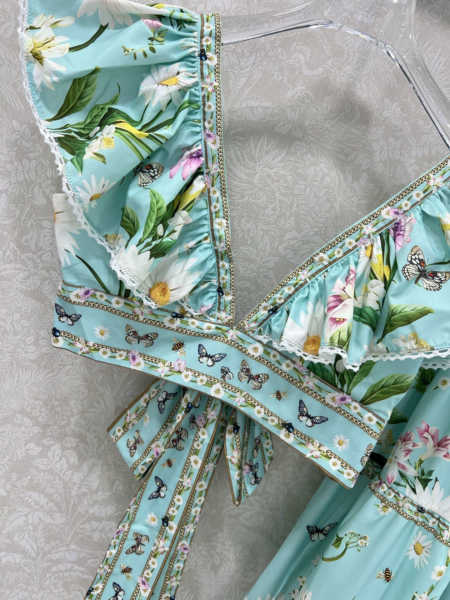 Australian Brand Camilla: Small Woman Packaged with V-Coloured Blouse and Skirt - 图片 3