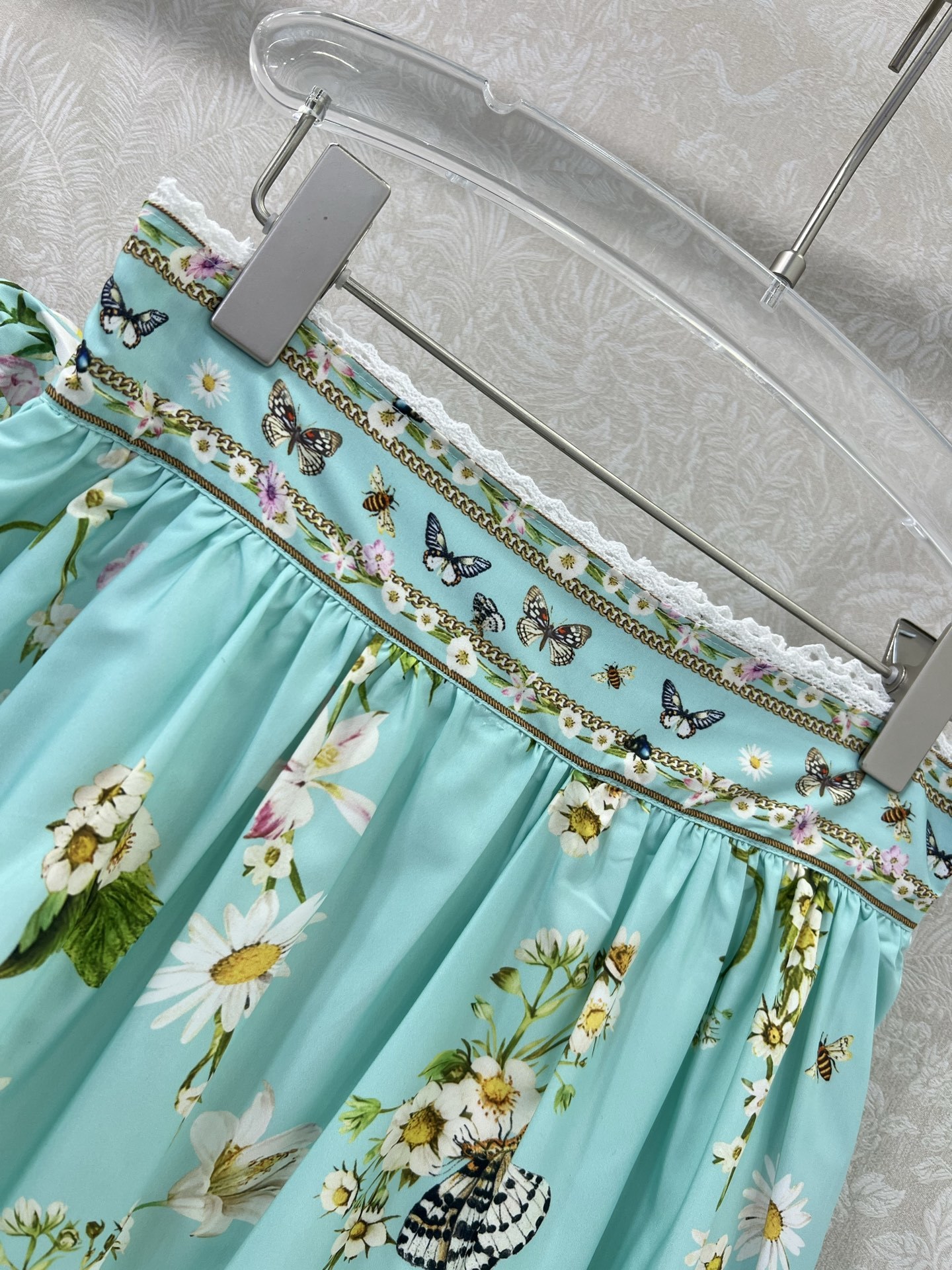 Australian Brand Camilla: Small Woman Packaged with V-Coloured Blouse and Skirt - 图片 6