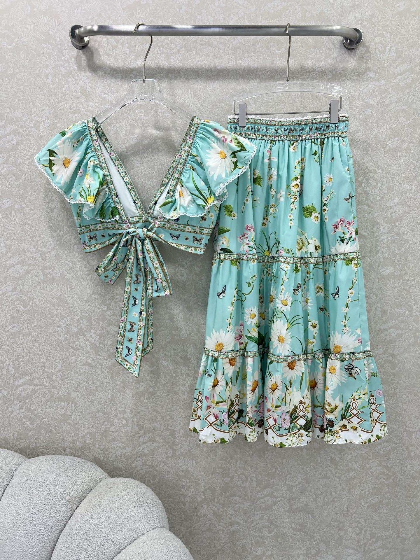 Australian Brand Camilla: Small Woman Packaged with V-Coloured Blouse and Skirt - 图片 8