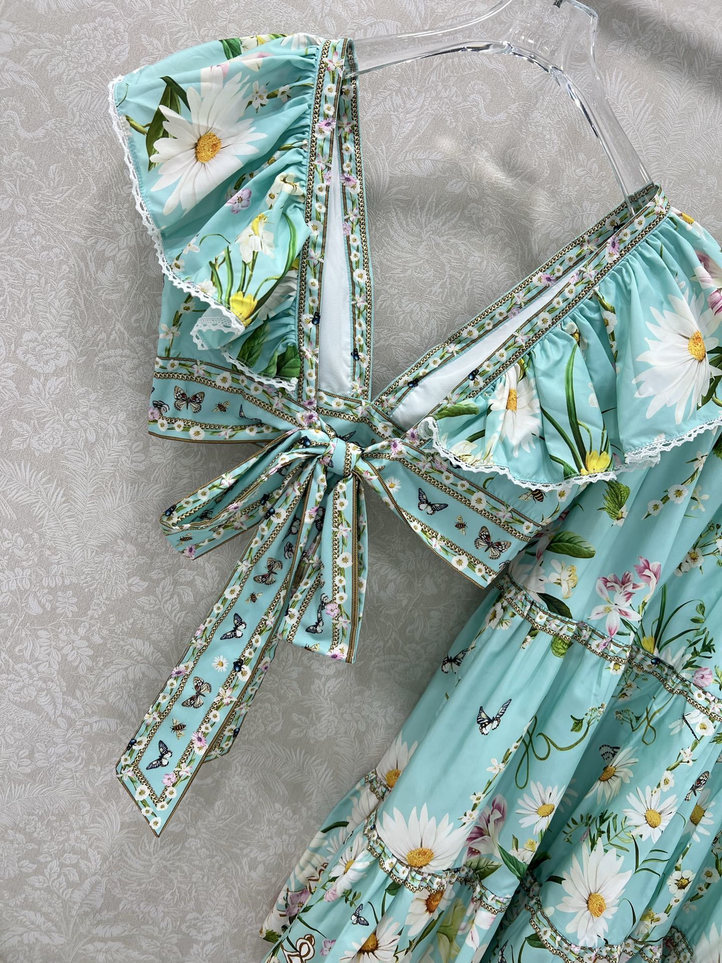 Australian Brand Camilla: Small Woman Packaged with V-Coloured Blouse and Skirt - 图片 9