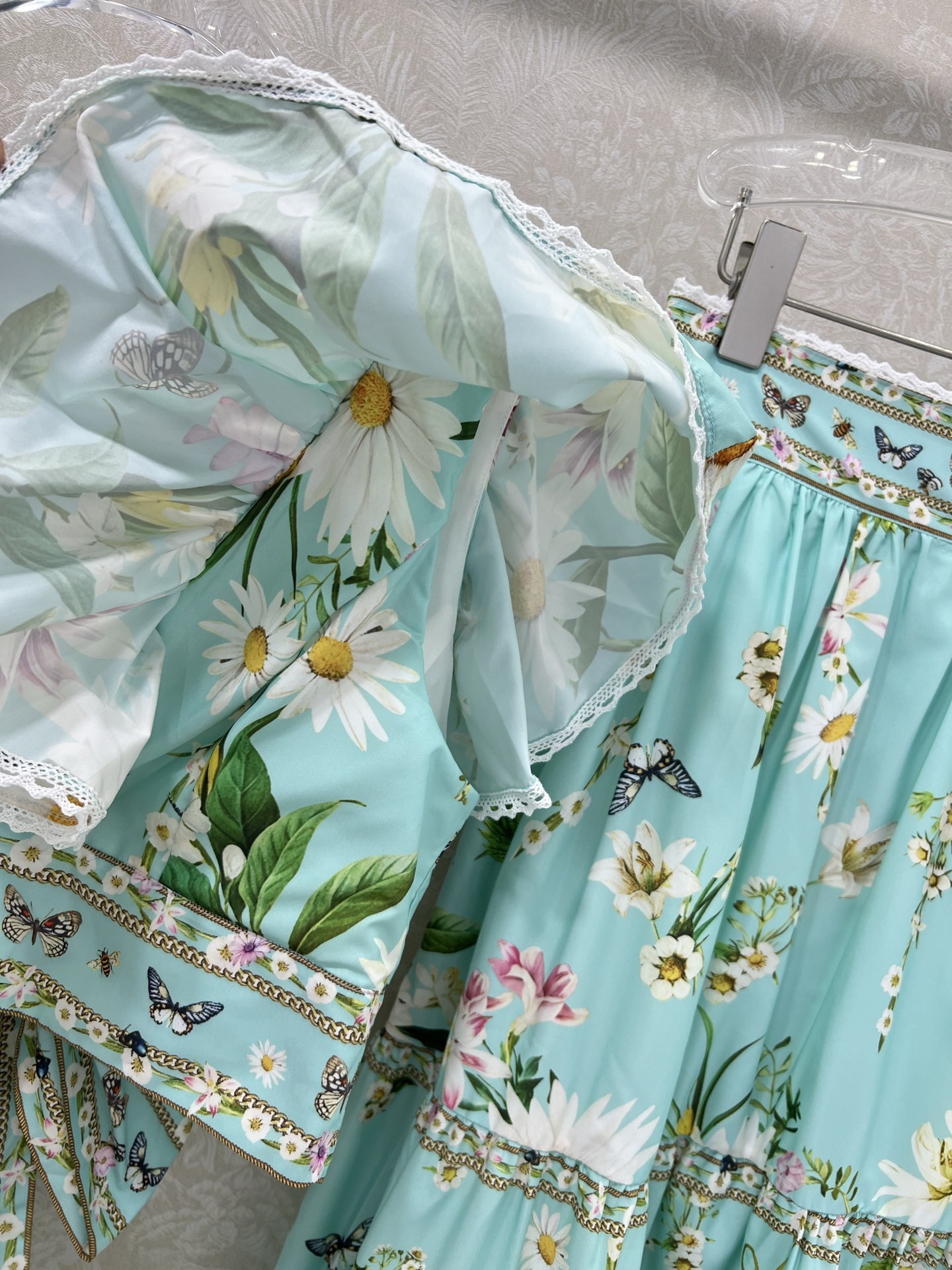 Australian Brand Camilla: Small Woman Packaged with V-Coloured Blouse and Skirt - 图片 4