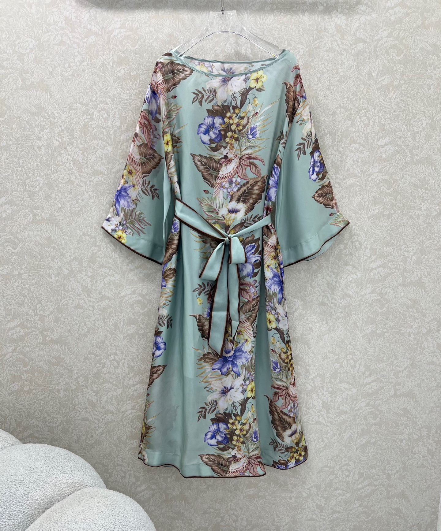 NO:639279,Zimmerman*/Zimmerman 25 new dress, one-shoulder positioning printed shirt, superb pea green color, matched with a cloth belt, luxurious positioning pattern, rich and noble flower quality, full of high-end, super correct version, showing temperament in casual wear, single color size 4 SMLXL, Zimmerman-clothing, skirts, alexander wang19860909Zimmerman*兹/默曼 25新款连衣裙 一字肩定位印花衬衣 超绝的豆绿色 搭配本布腰带 定位奢华的图案人间富贵花品质尽显高级感满满,版型超正 随意一搭都显气质 单色4码SMLXL,兹默曼-服装,skirts,alexander wang,Women's clothing