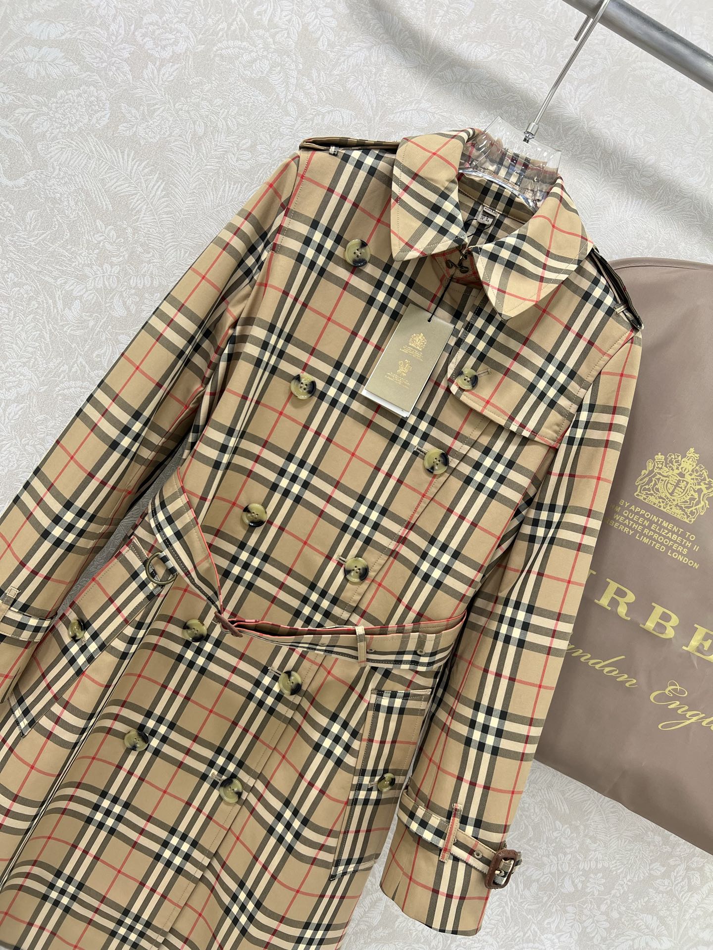 Burberry Women's Classic Trench Coat - Vintage Check Pattern, Double-Breasted 4 i1751377875448 2456 0 3
