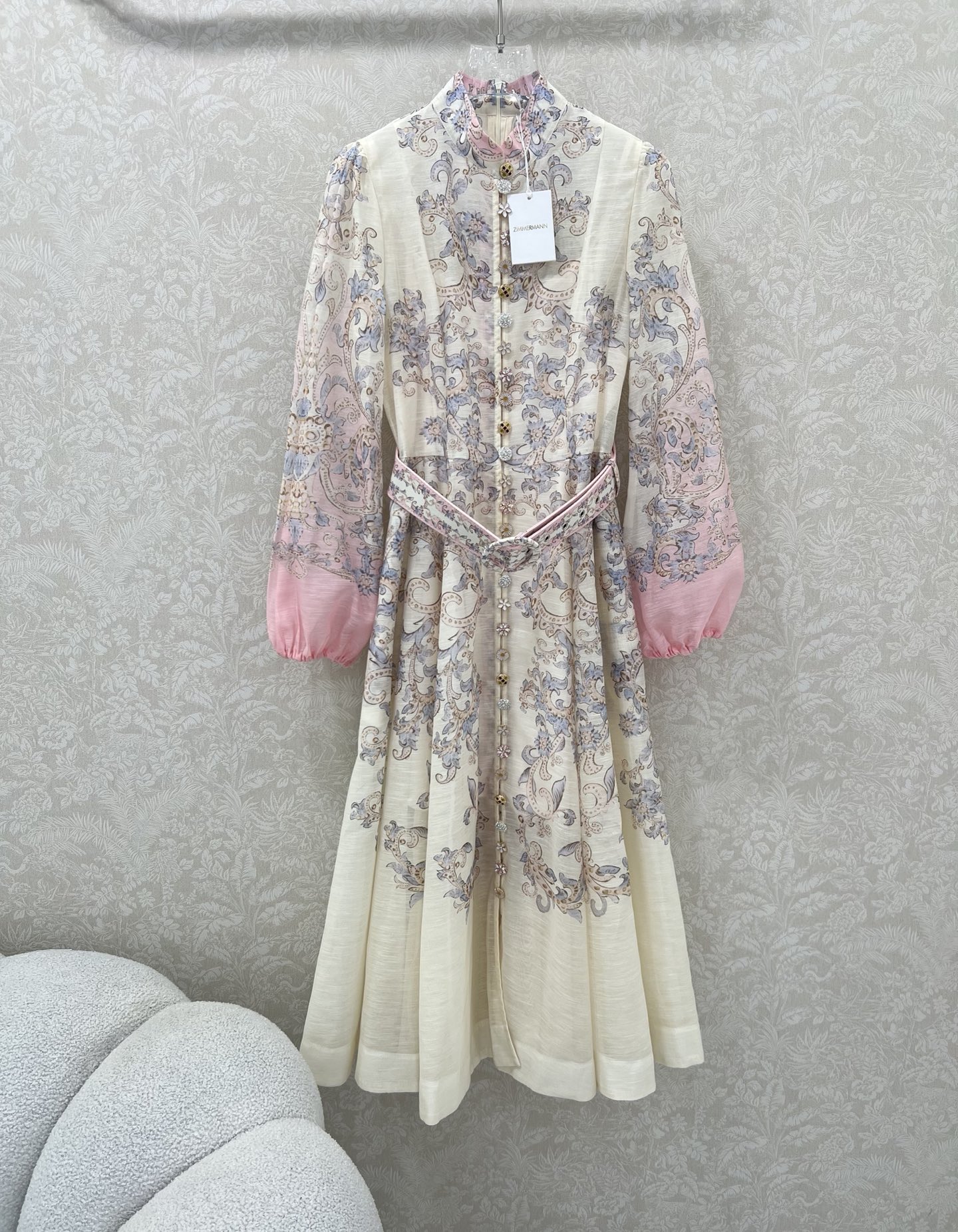 NO:639233,Zimmerman*/Merman 25 new floral gradient series is now available ~ Long dress, small stand-up collar and lantern sleeve design, custom-made Duobao pattern hardware on the front, super eye-catching and eye-catching. The cuffs are tightened into puff sleeves. Original fabric color belt is delivered. The skirt is oversized and the materials are full of sincerity. Super invincible fairy style. Heavy workmanship details, perfect replica of the counter style. Full of high-end, super correct version. It shows your temperament in any casual match.  Long 1 color 4 sizes SMLXL, Zimmerman-clothing, skirts, alexander wang19860909Zimmerman*兹/默曼 25新款百花渐变系列 同步上新啦~长款连衣裙 小立领和灯笼袖设计 前襟定制多宝花样五金 超吸睛让人眼前一亮 袖口收紧变成泡泡袖 配送本布色系腰带 裙身超大摆用料诚意满满 超无敌仙女款 重工细节,完美复刻专柜款 高级感满满,版型超正 随意一搭都显气质 长款 1色4码SMLXL,兹默曼-服装,skirts,alexander wang,Women's clothing