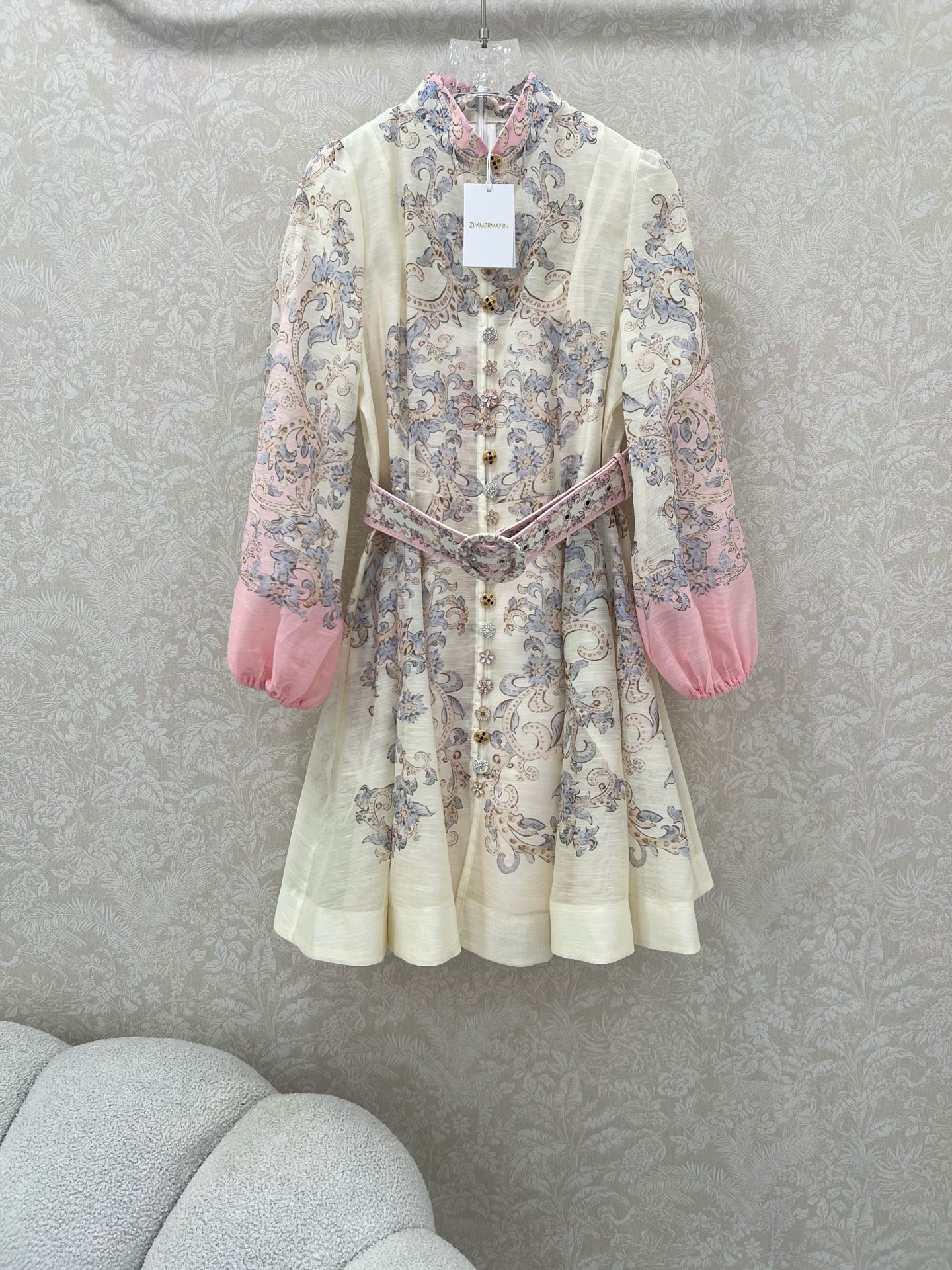 NO:639235,Zimmerman*/Zimmerman 25 new floral gradient series is now available ~ short dress, small stand-up collar and lantern sleeve design, custom-made Duobao pattern hardware on the front, super eye-catching and eye-catching. The cuffs are tightened into puff sleeves. Original fabric color belt is included. The skirt is oversized and the materials are full of sincerity. Super invincible fairy style. Heavy-duty details, perfect replica of the counter style. Full of high-end, super correct version. It shows your temperament in any casual match.  Short style 1 color 4 sizes SMLXL, Zimmerman-clothing, skirts, alexander wang19860909Zimmerman*兹/默曼 25新款百花渐变系列 同步上新啦~短款连衣裙 小立领和灯笼袖设计 前襟定制多宝花样五金 超吸睛让人眼前一亮 袖口收紧变成泡泡袖 配送本布色系腰带 裙身超大摆用料诚意满满 超无敌仙女款 重工细节,完美复刻专柜款 高级感满满,版型超正 随意一搭都显气质 短款 1色4码SMLXL,兹默曼-服装,skirts,alexander wang,Women's clothing