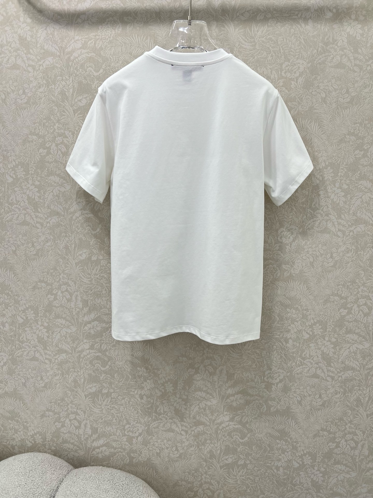 Louis Vuitton’s P449 Dress: One-Size-Fits-All with Hot-Tie T-shirt Upgrade - 图片 8