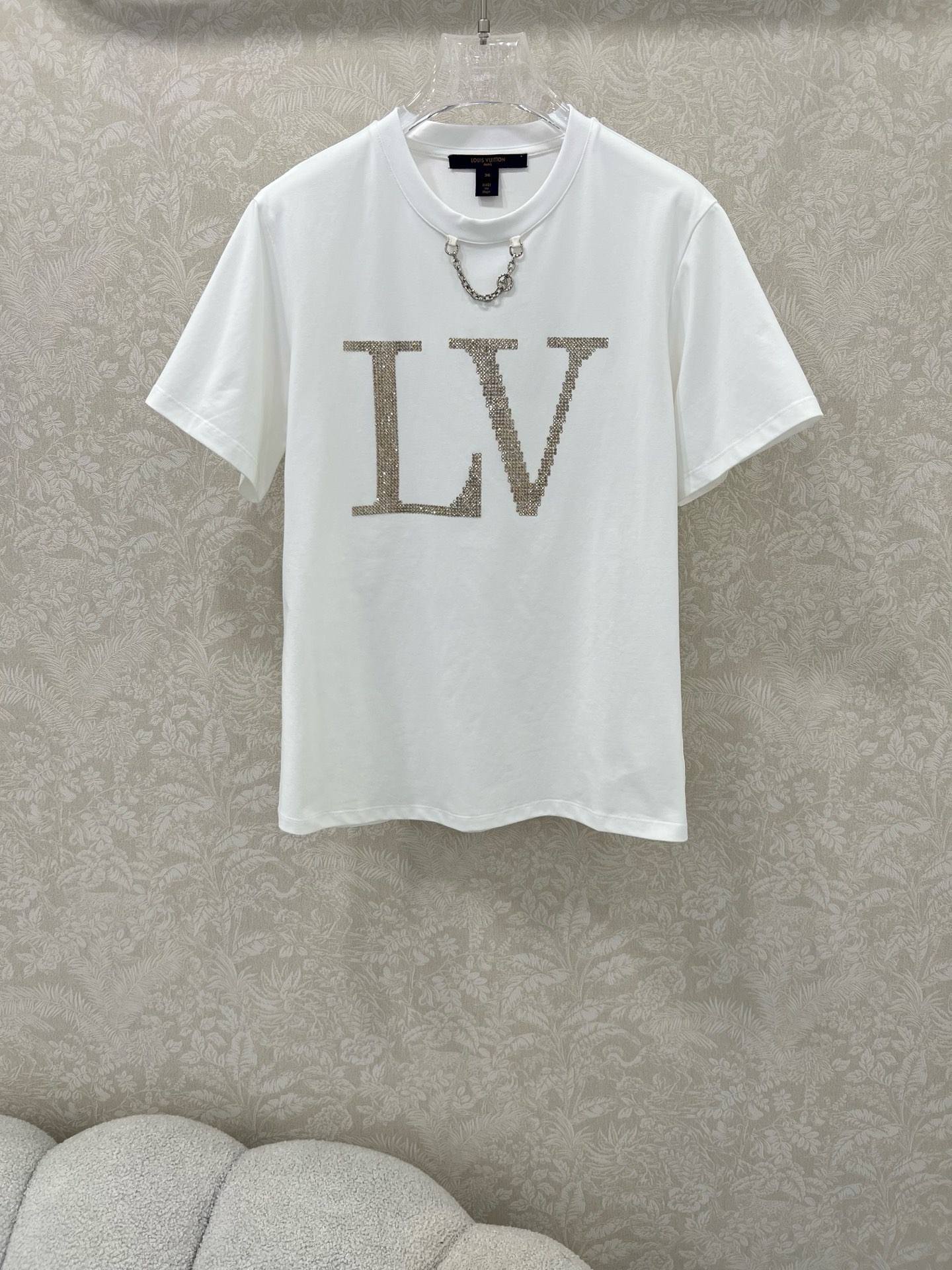 Louis Vuitton’s P449 Dress: One-Size-Fits-All with Hot-Tie T-shirt Upgrade - 图片 1