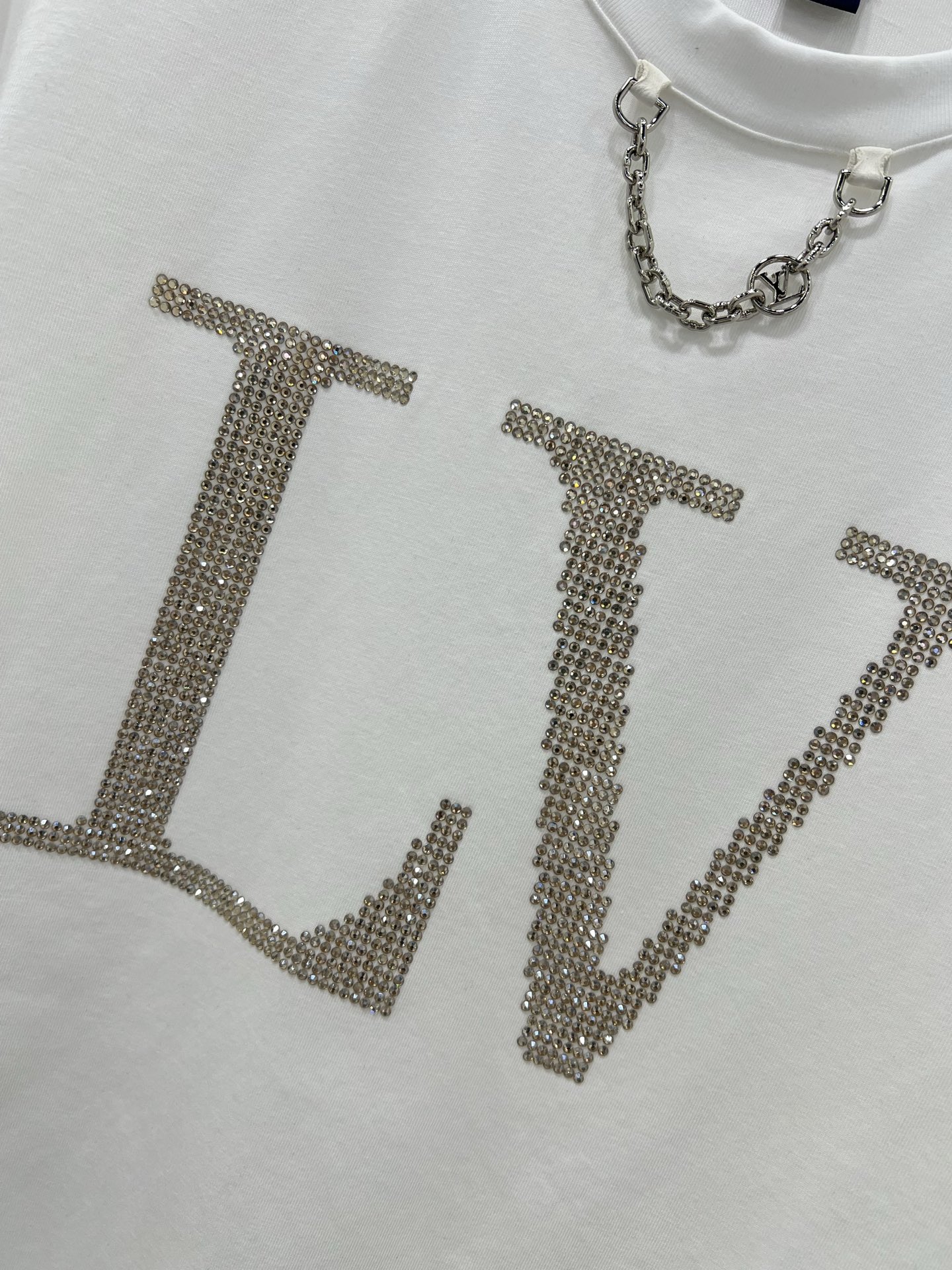 Louis Vuitton’s P449 Dress: One-Size-Fits-All with Hot-Tie T-shirt Upgrade - 图片 4