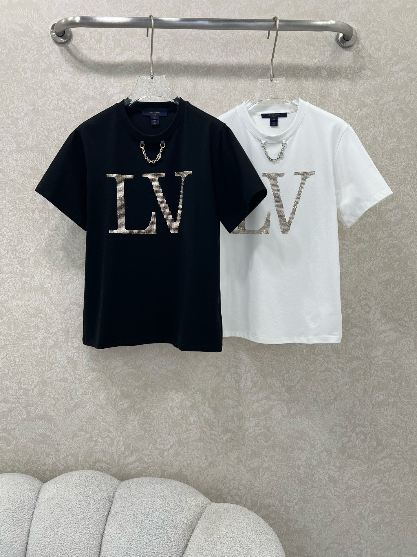 Louis Vuitton’s P449 Dress: One-Size-Fits-All with Hot-Tie T-shirt Upgrade - 图片 9