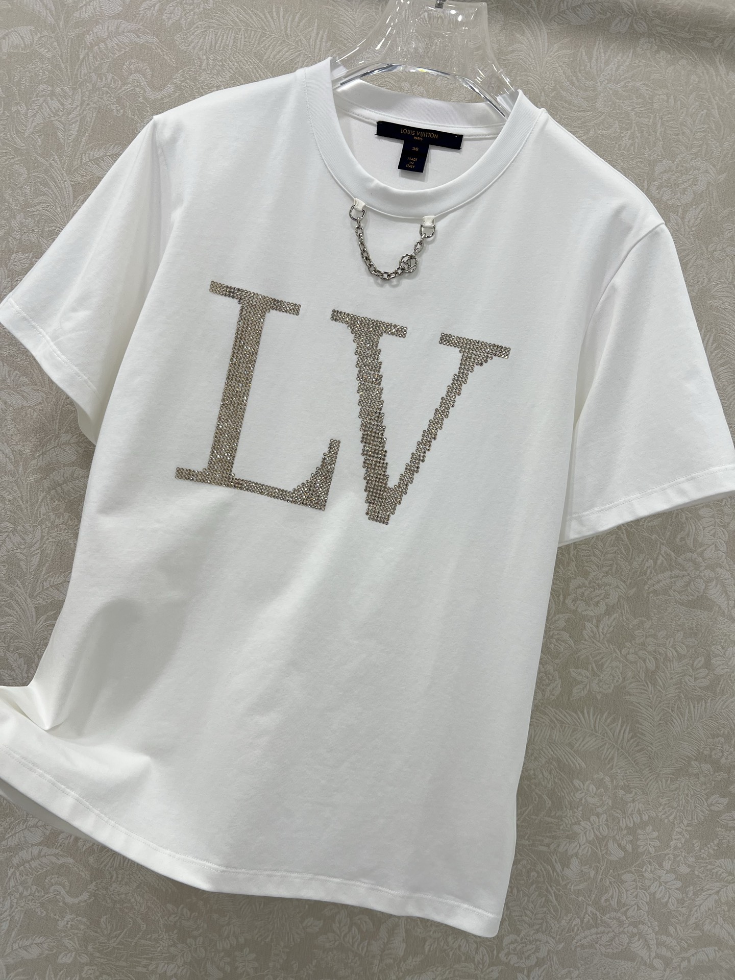 Louis Vuitton’s P449 Dress: One-Size-Fits-All with Hot-Tie T-shirt Upgrade - 图片 6