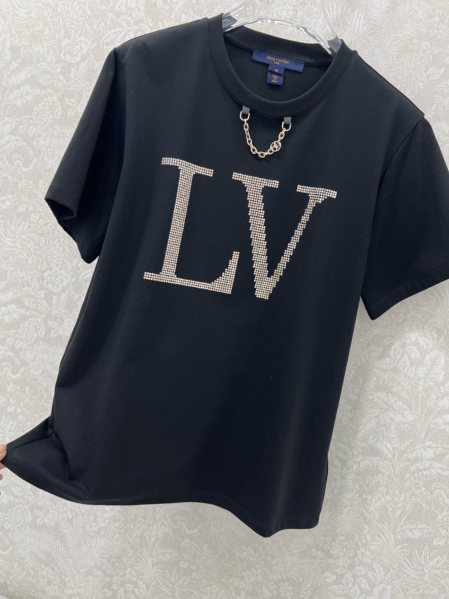 Louis Vuitton P449 Dress: One-Size-Fits-All with Hot-Tie T-Shirt Upgrade - 图片 6
