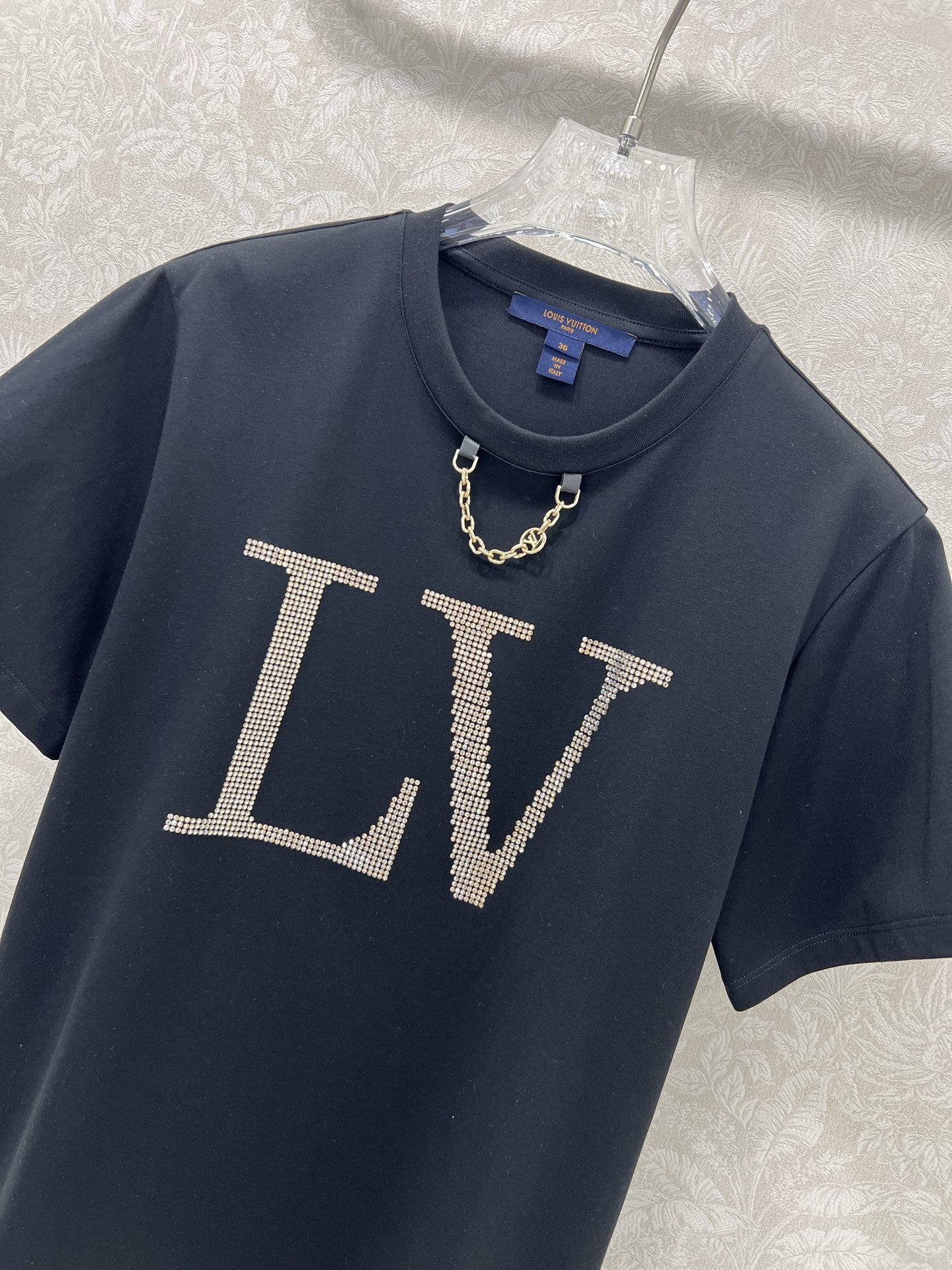 Louis Vuitton P449 Dress: One-Size-Fits-All with Hot-Tie T-Shirt Upgrade - 图片 5