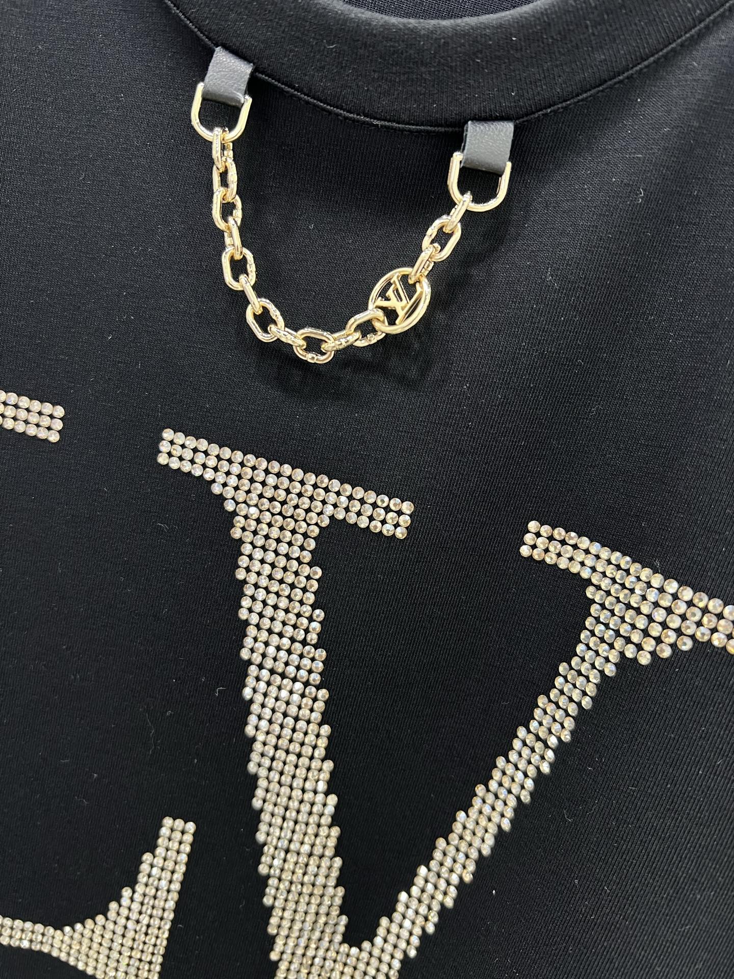 Louis Vuitton P449 Dress: One-Size-Fits-All with Hot-Tie T-Shirt Upgrade - 图片 4