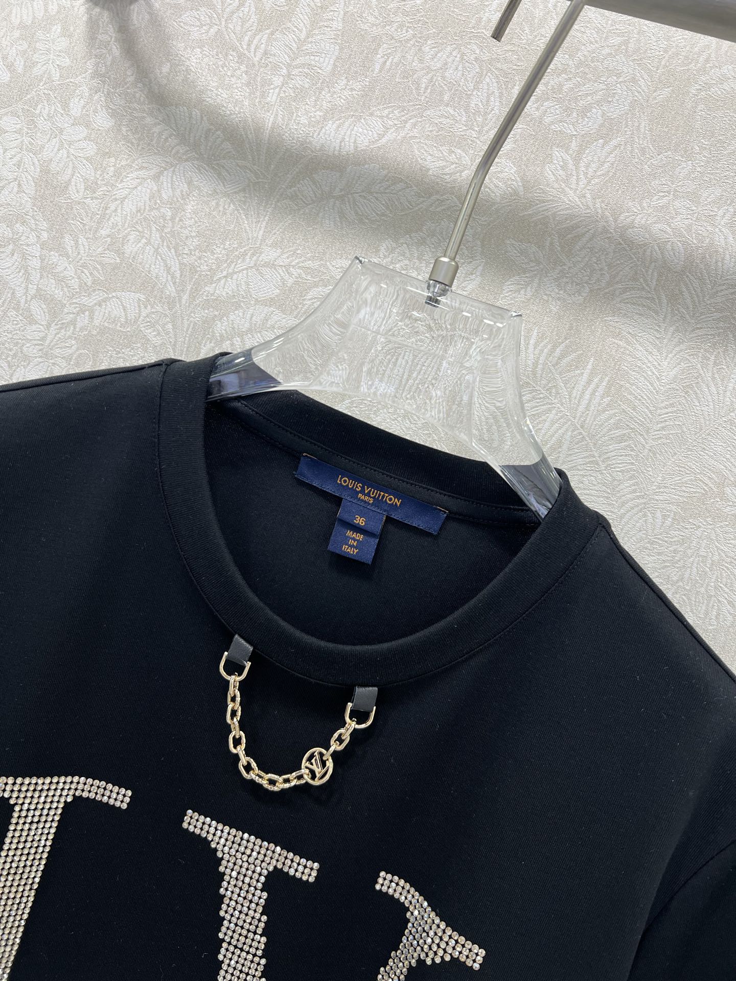 Louis Vuitton P449 Dress: One-Size-Fits-All with Hot-Tie T-Shirt Upgrade - 图片 2