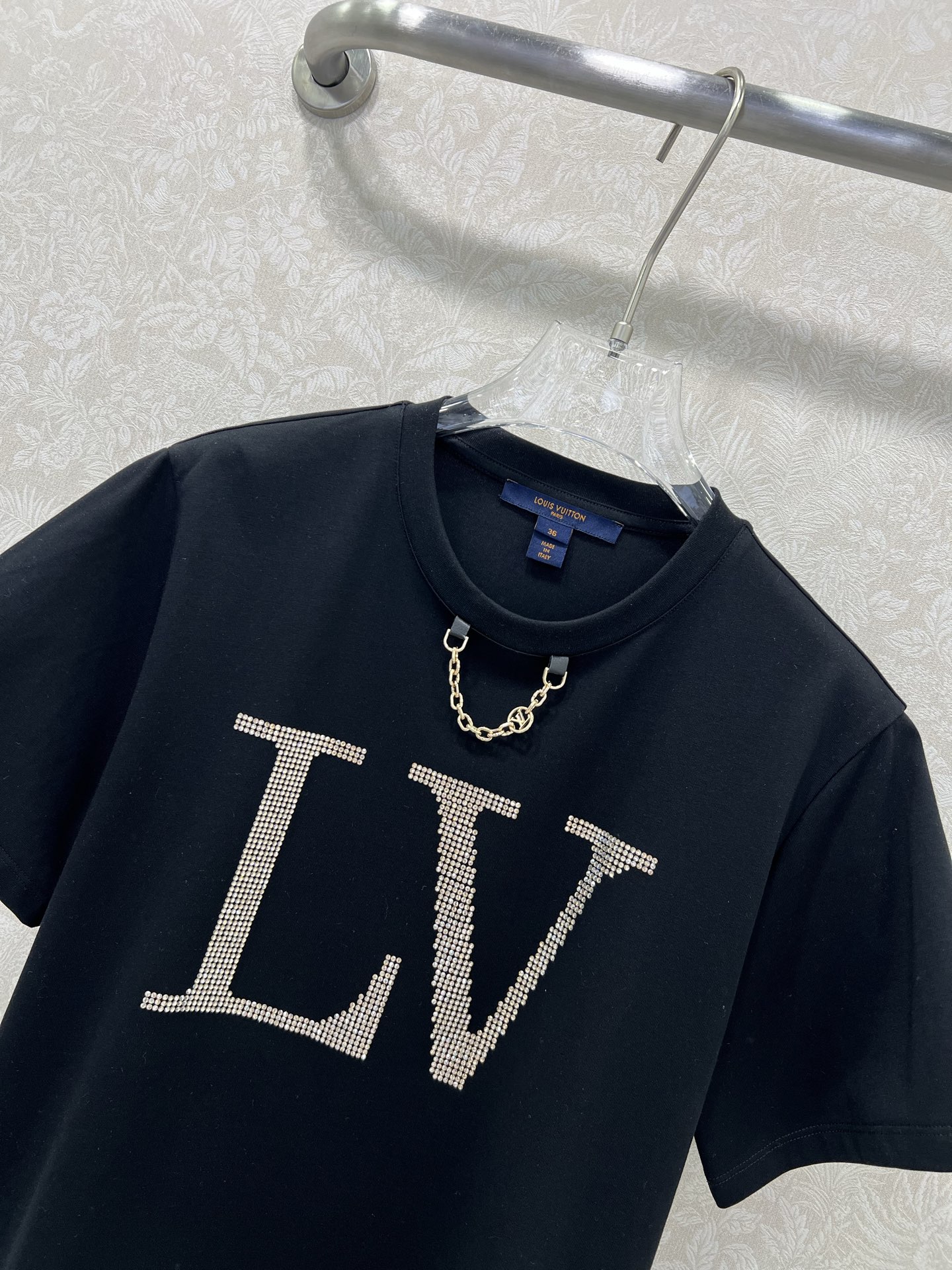 Louis Vuitton P449 Dress: One-Size-Fits-All with Hot-Tie T-Shirt Upgrade - 图片 3