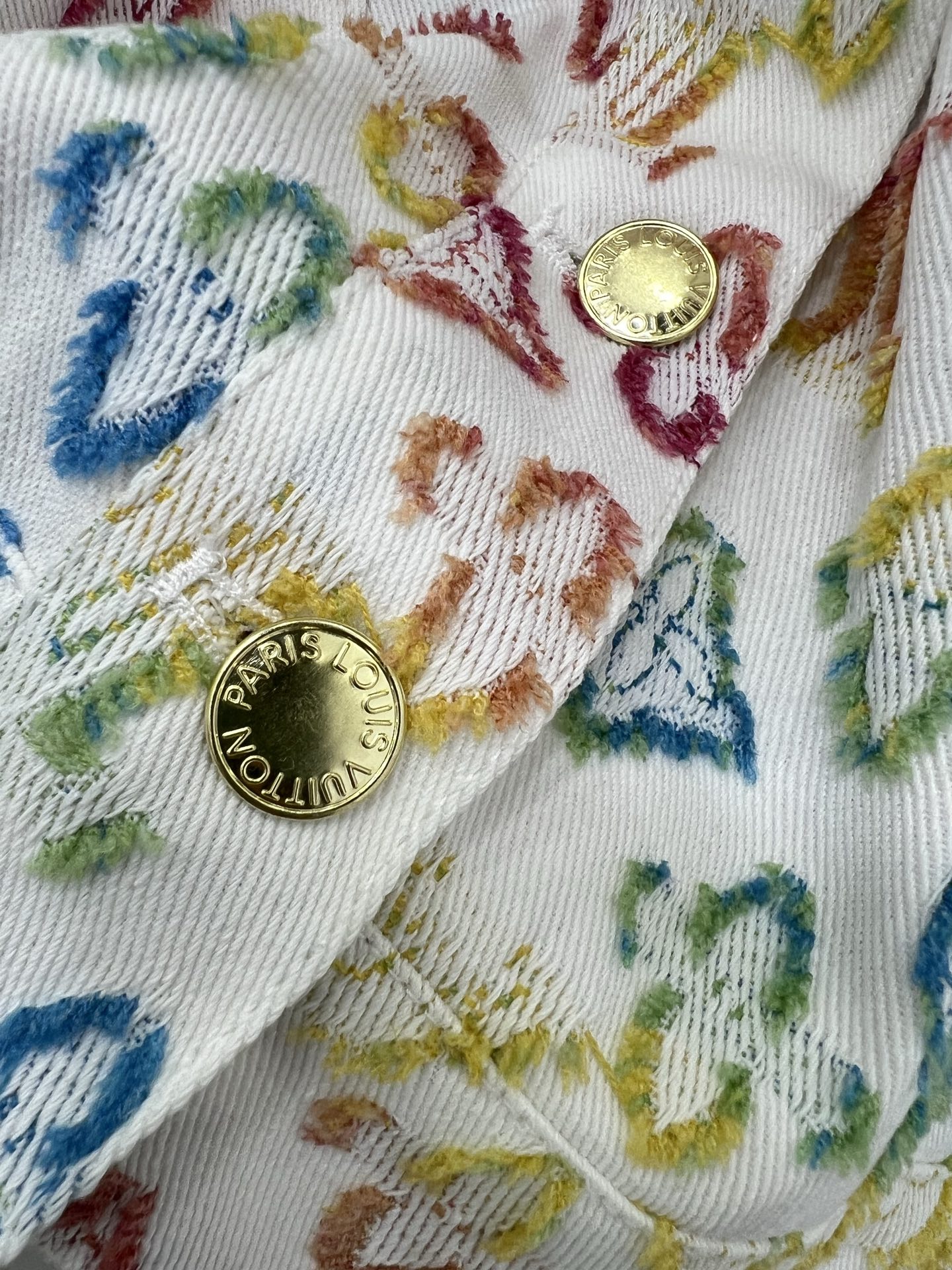 【Louisvutton路易威登】💰400💰
2025新款彩色提花牛仔系列一系列同步上新 啦🤍 外套+短裙+背心裙+长裤都有 本季橱窗霸主   原版提花贴花牛仔面料 七彩彩虹🌈配色俏皮拉满 定制五金 全件立体剪裁 全方位精致定位印花 上身超级遮肉显瘦 超拉腿部比例 巨好搭配的一系列单品 简简单单 穿出清爽时髦的高级感 日常优雅又时髦巨百搭 颜色很好看 面料高级又有质感 约会逛街必备  背心裙 单色3码SML
