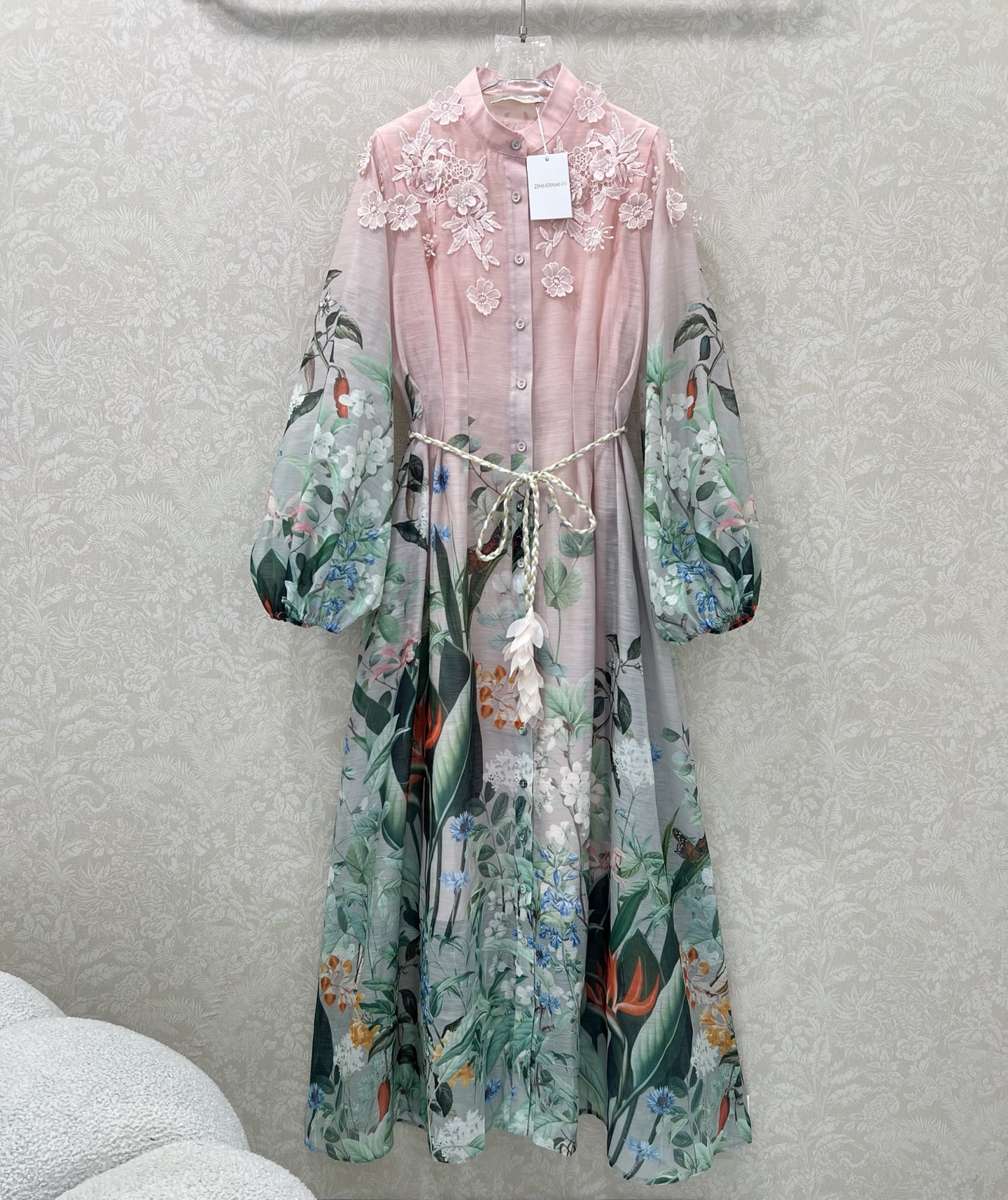 NO:639282,Zimmerman*/Zimmerman 25 new flower series long dress Super beautiful dress is coming. The whole piece is pink and green. The small stand-up collar is decorated with 3D flowers on the chest and shoulders. The front is covered with buttons in a single row. The cuffs are tightened into puff sleeves. The pleated waist comes with a custom woven waist rope. The skirt is printed with forest plants.  Full of high-end feel, the shape is super correct, and you can wear it casually to show your temperament. 1 color and 4 sizes SMLXL, Zimmerman-clothing, skirts, alexander wang19860909Zimmerman*兹/默曼 25新款百花系列 长款连衣裙 超美腻的连衣裙来袭 整件粉绿色调 小立领胸前肩处均以3D立体花朵装饰 前襟单排本布包扣 袖口收紧变成泡泡袖 腰部褶皱收腰配送定制编织腰绳 裙身森林植物印花 超大摆用料诚意满满 超无敌仙女款 重工细节,完美复刻专柜款 高级感满满,版型超正 随意一搭都显气质 1色4码SMLXL,兹默曼-服装,skirts,alexander wang,Women's clothing