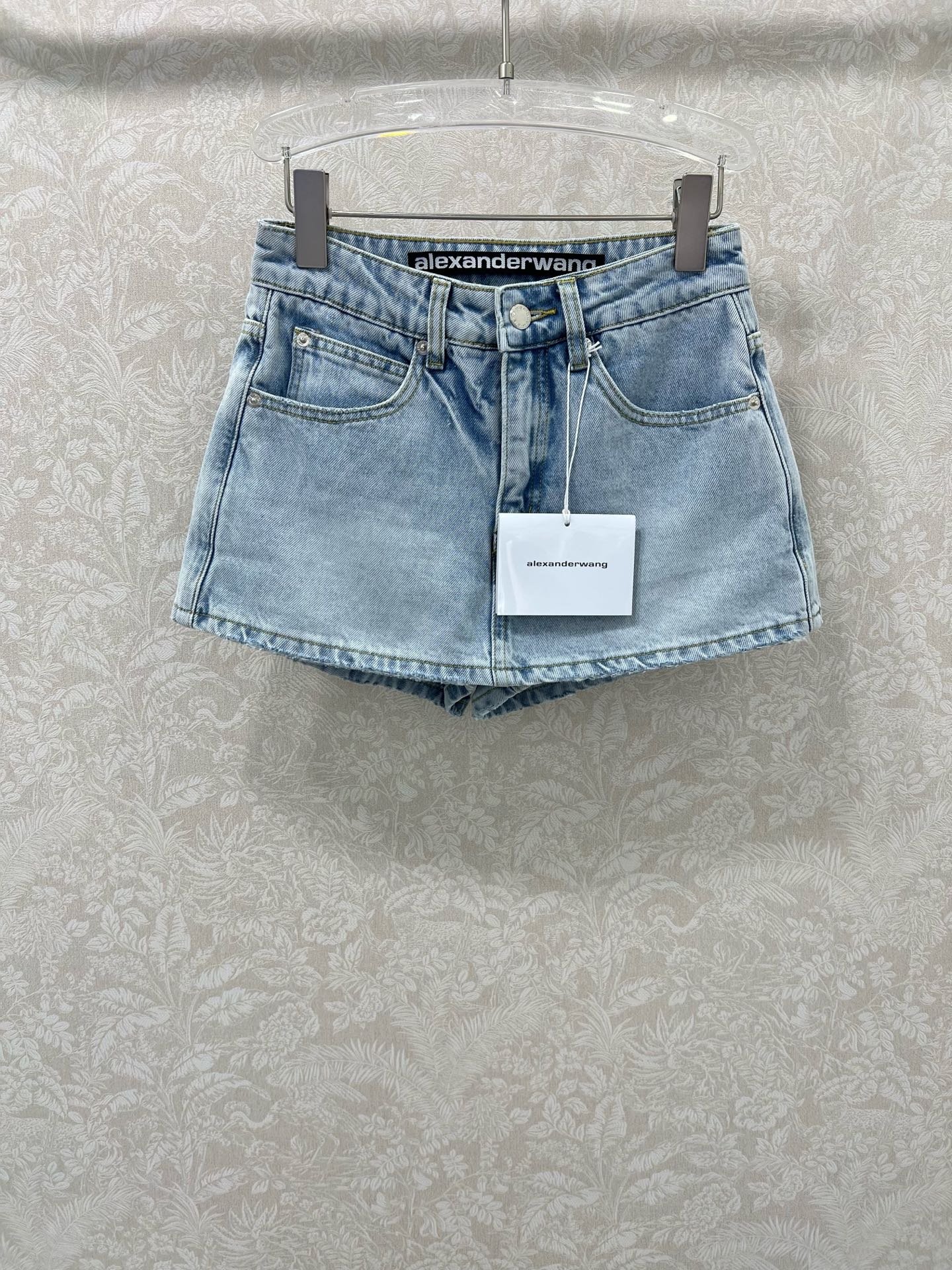 Stylish Female Suit: Wang’s Cotton Jeans Collection with Unique Texture and Design - 图片 1