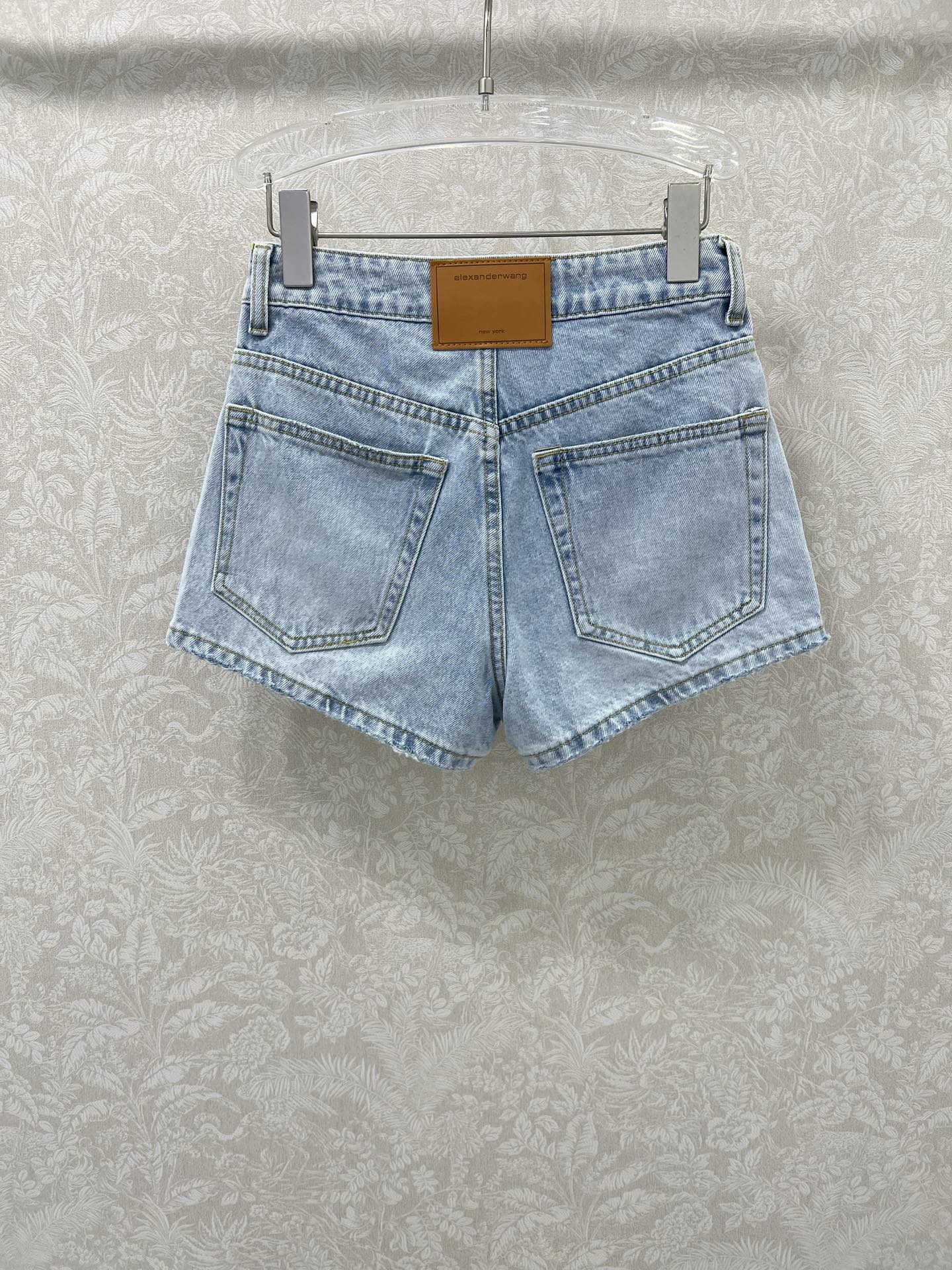 Stylish Female Suit: Wang’s Cotton Jeans Collection with Unique Texture and Design - 图片 8