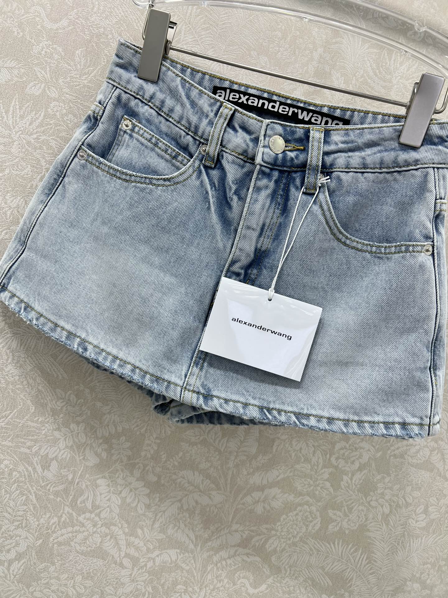Stylish Female Suit: Wang’s Cotton Jeans Collection with Unique Texture and Design - 图片 5
