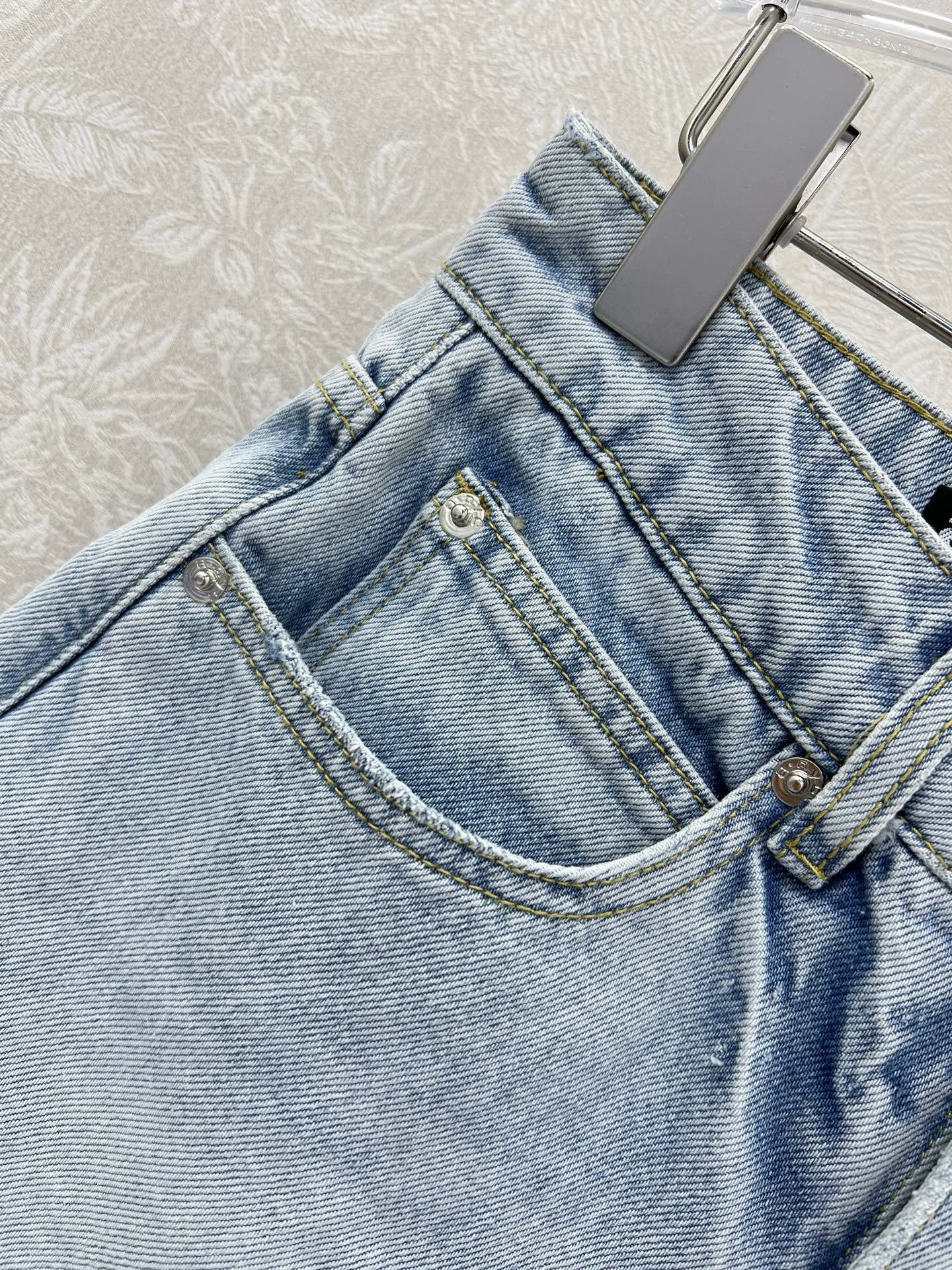 Stylish Female Suit: Wang’s Cotton Jeans Collection with Unique Texture and Design - 图片 3