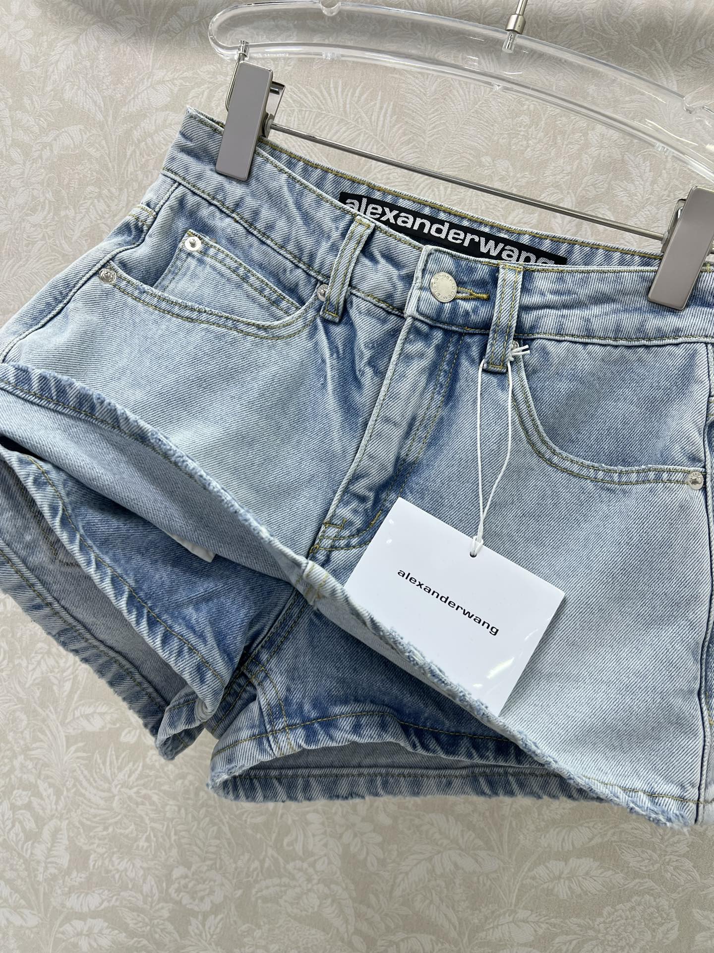 Stylish Female Suit: Wang’s Cotton Jeans Collection with Unique Texture and Design - 图片 6