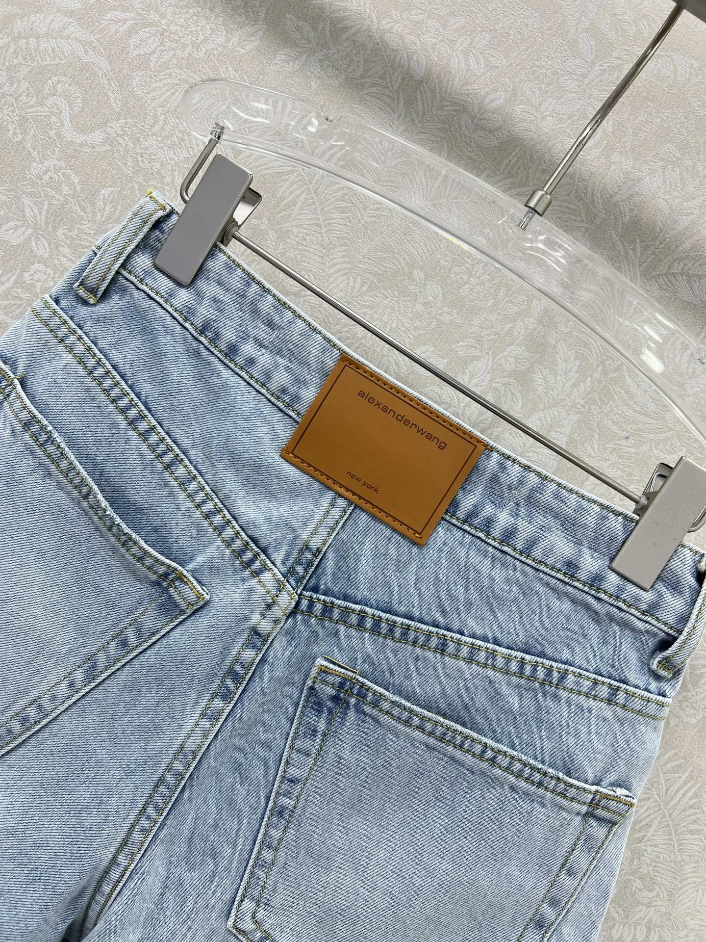 Stylish Female Suit: Wang’s Cotton Jeans Collection with Unique Texture and Design - 图片 9