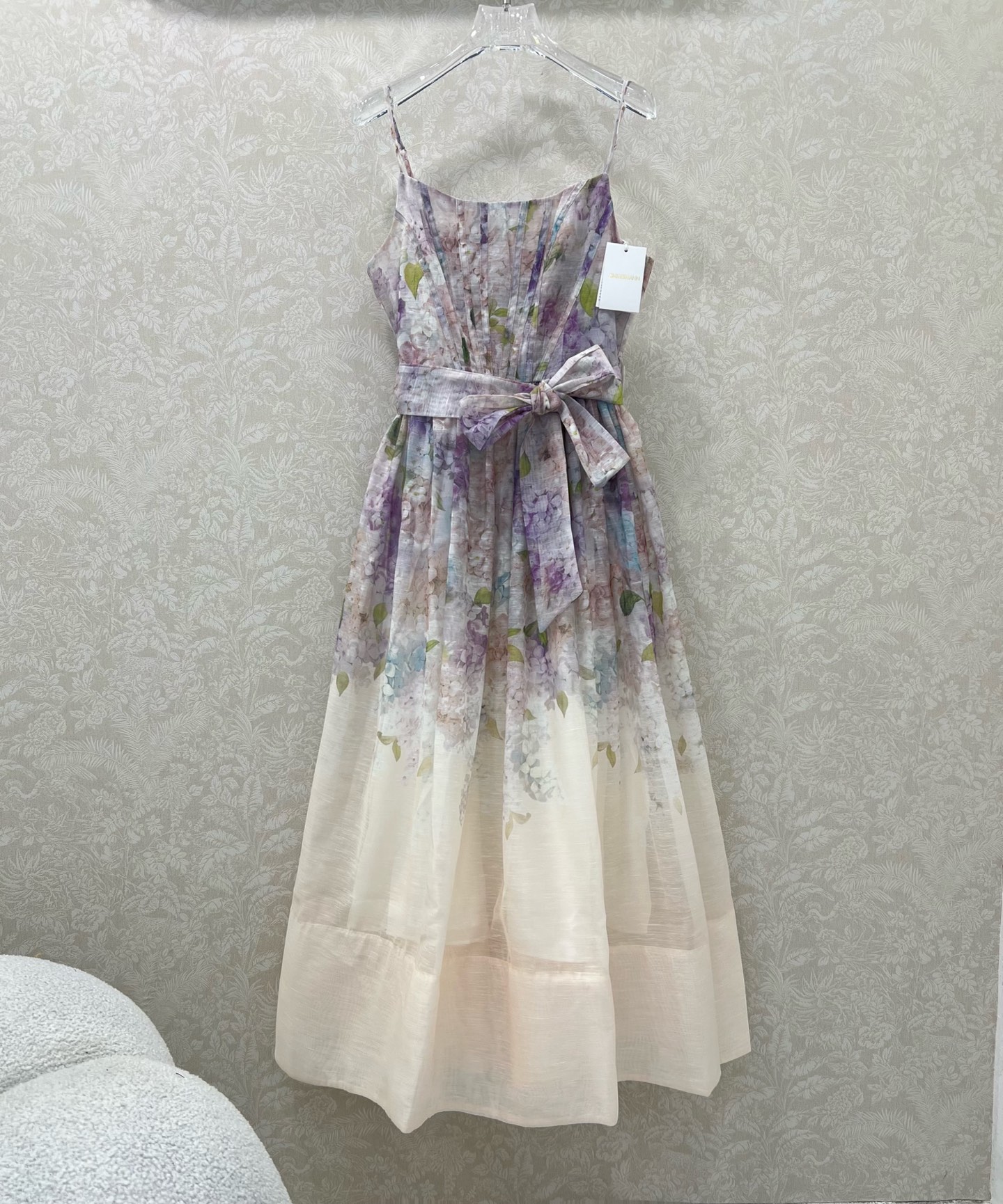 NO:639260,ZIMMERM*25 new flower-printed suspender dress. The waistline is highlighted by pleats, invisible zipper opening and closing, and the waist is nipped in. The summer atmosphere is full of flowers and paired with a genuine cloth string belt. The oversized skirt of the fairy is overall high-end and shows retro charm. Monochrome size 4 SMLXL, Zimmerman-clothing, skirts, alexander wang19860909ZIMMERM*25新款繁花簇锦印花吊带连衣裙 腰身褶皱勾勒腰线让人眼前一亮,隐形拉链开合,腰部收腰 夏日氛围拉满繁花簇拥搭配本布细绳腰带 超大摆裙摆仙女本仙整体高级又展现复古魅力气质.单色4码SMLXL,兹默曼-服装,skirts,alexander wang,Women's clothing