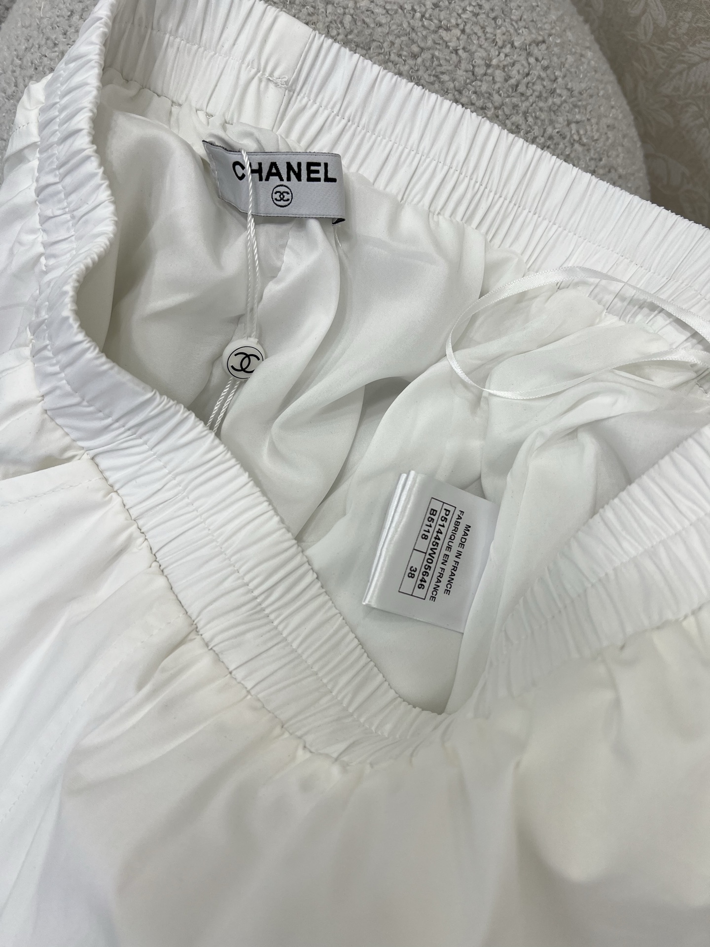 🔥🔥chan*l 25新款中古风双C图案装饰半裙 很好看又时髦 加上双C贴布不会沉闷 反而是减龄有活力的