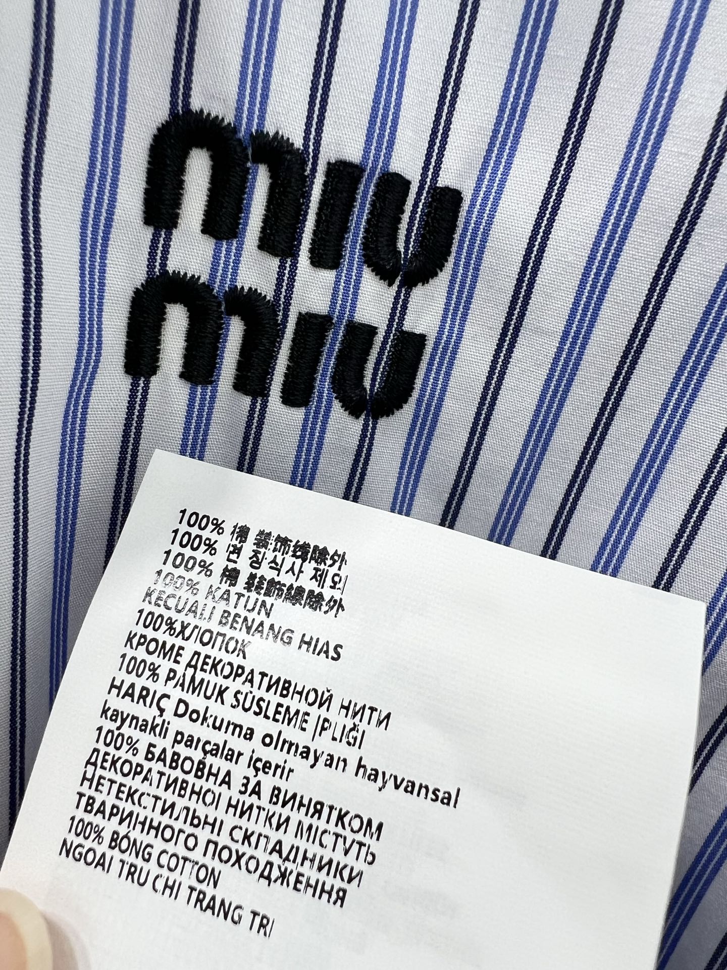 🔥🔥miumi*25新款可拆卸领条纹长袖衬衫
定制YB斜纹全棉材质 质感舒适 吸湿透气 翻领长袖正肩衬衫