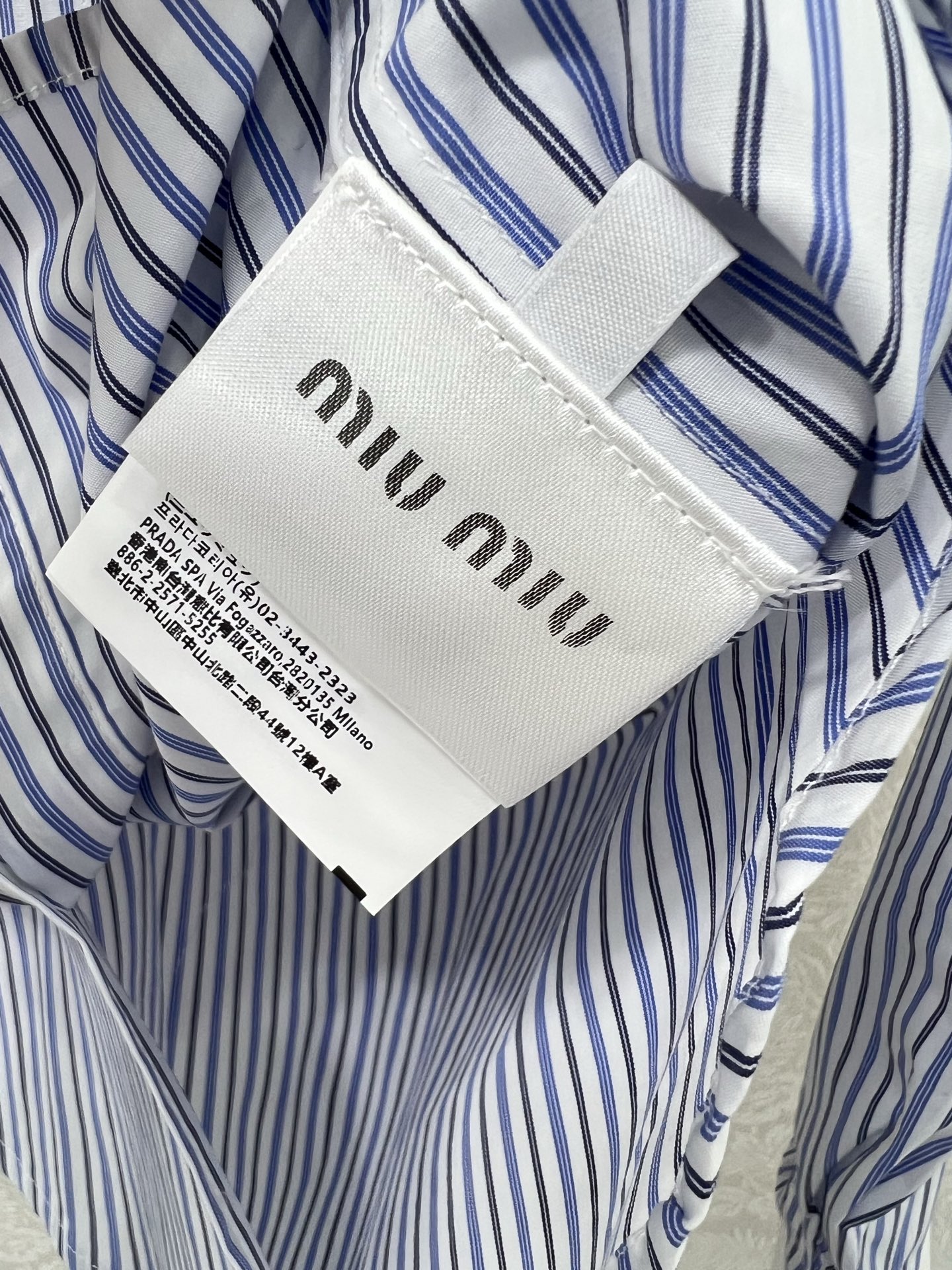 🔥🔥miumi*25新款可拆卸领条纹长袖衬衫
定制YB斜纹全棉材质 质感舒适 吸湿透气 翻领长袖正肩衬衫