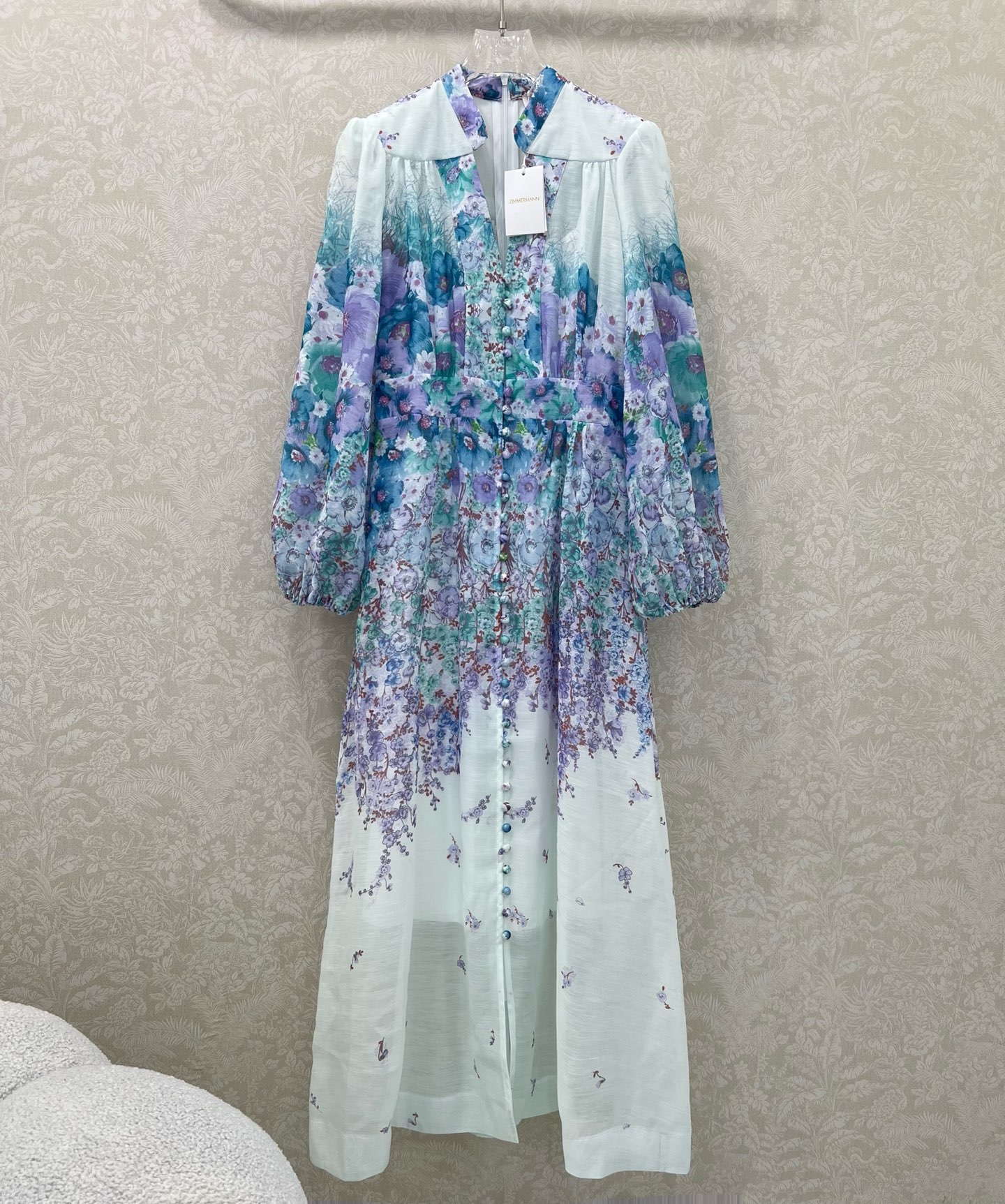 NO:639225,Zimmerman*/Zimmerman 25 new V-neck positioning floral pattern dress is made of pure cotton blended fabrics. The visual effect of the colorful flowers is very unique. The printed pattern has a lantern sleeve design. The central placket on the front is decorated with a row of fabric buttons, and the inner suspender skirt is full of security. It shows the fresh and elegant temperament. 2 colors and 4 codes SML, Zimmerman-clothing, skirts, alexander wang19860909Zimmerman*兹/默曼 25新款v领定位花卉图案连衣裙,选用纯棉混纺面料制成,繁花簇锦的花色视觉效果拉满 非常别致的印花图案 灯笼袖设计 正面中央门襟饰整排本布纽扣,配内搭吊带裙安全感满满 无敌彰显了清新典雅气质. 2色4码SML,兹默曼-服装,skirts,alexander wang,Women's clothing