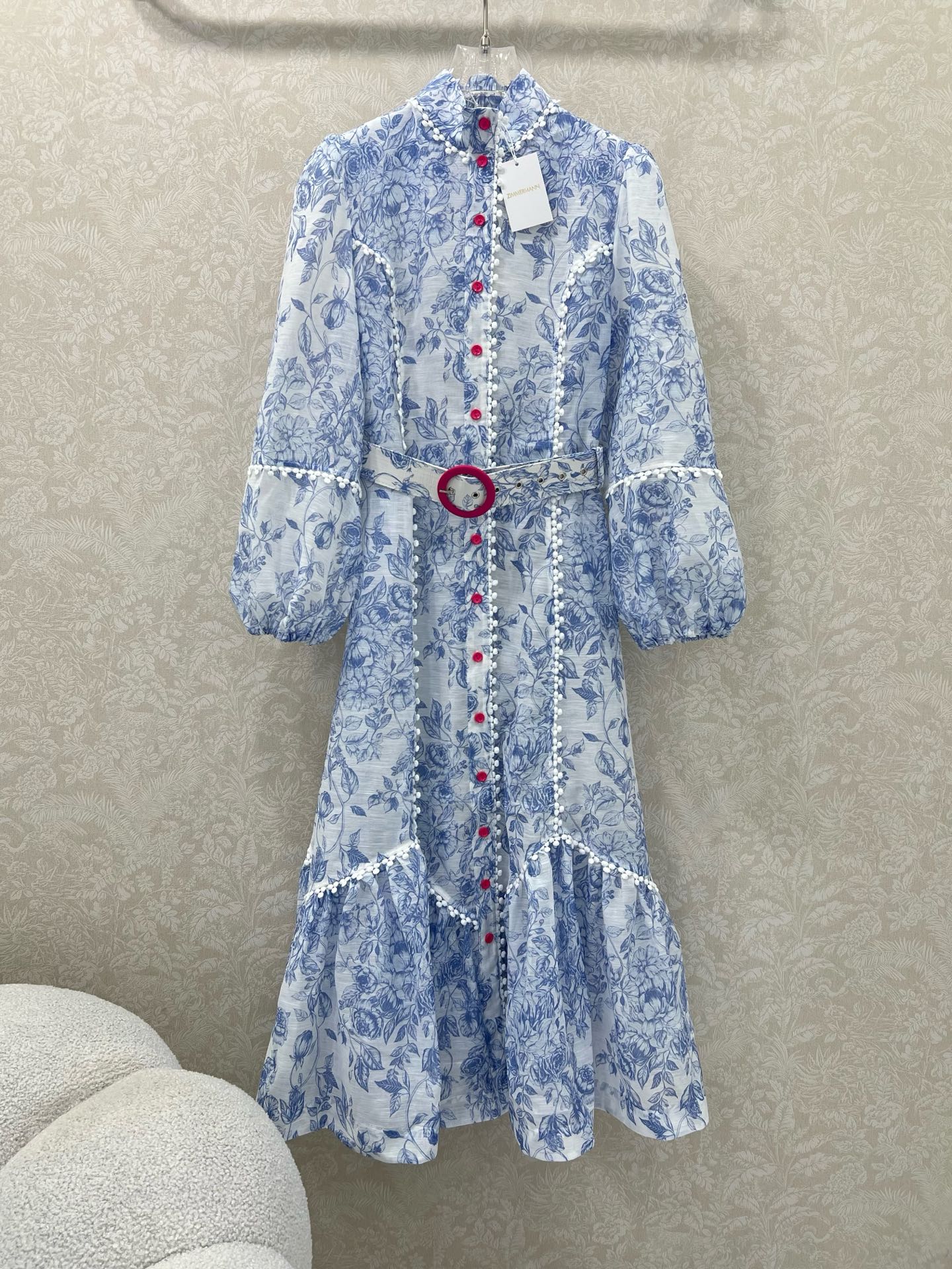 NO:639263,ZIMMERMAN* 25 new small stand-up collar lantern long dress·Made of pure cotton blended fabrics, the blue porcelain color is matched with rose-red hardware. It has a full visual effect. It has a very unique printed pattern, designed with lace splicing and lantern sleeves, and is equipped with a detachable belt and an inner suspender skirt. The whole piece shows a light and energetic atmosphere. Single color size 4 SMLXL, Zimmerman-clothing, skirts, alexander wang19860909ZIMMERMAN* 25新款小立领灯笼长款连衣裙·选用纯棉混纺面料制成,蓝花瓷的花色搭配玫红色的五金 视觉效果拉满 非常别致的印花图案,采用花边拼接和灯笼袖设计,并配有一条可拆卸腰带以及内搭吊带裙 整件彰显了轻盈的活力气息 单色4码SMLXL,兹默曼-服装,skirts,alexander wang,Women's clothing