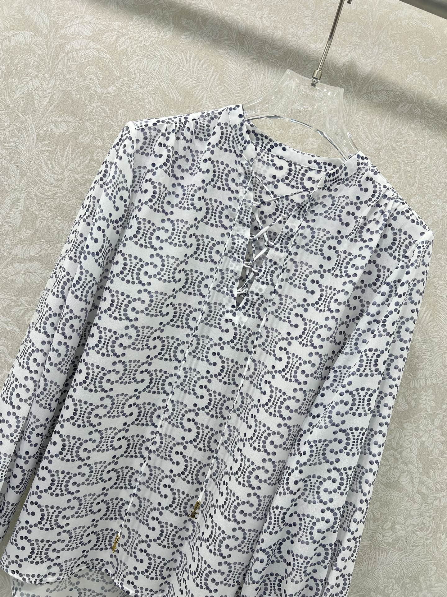 🔥🔥Celin*25新款真丝100%印花绑带衬衫
定制最新凯旋图文印花 金属凯旋扣设计 高版出品！进口高
