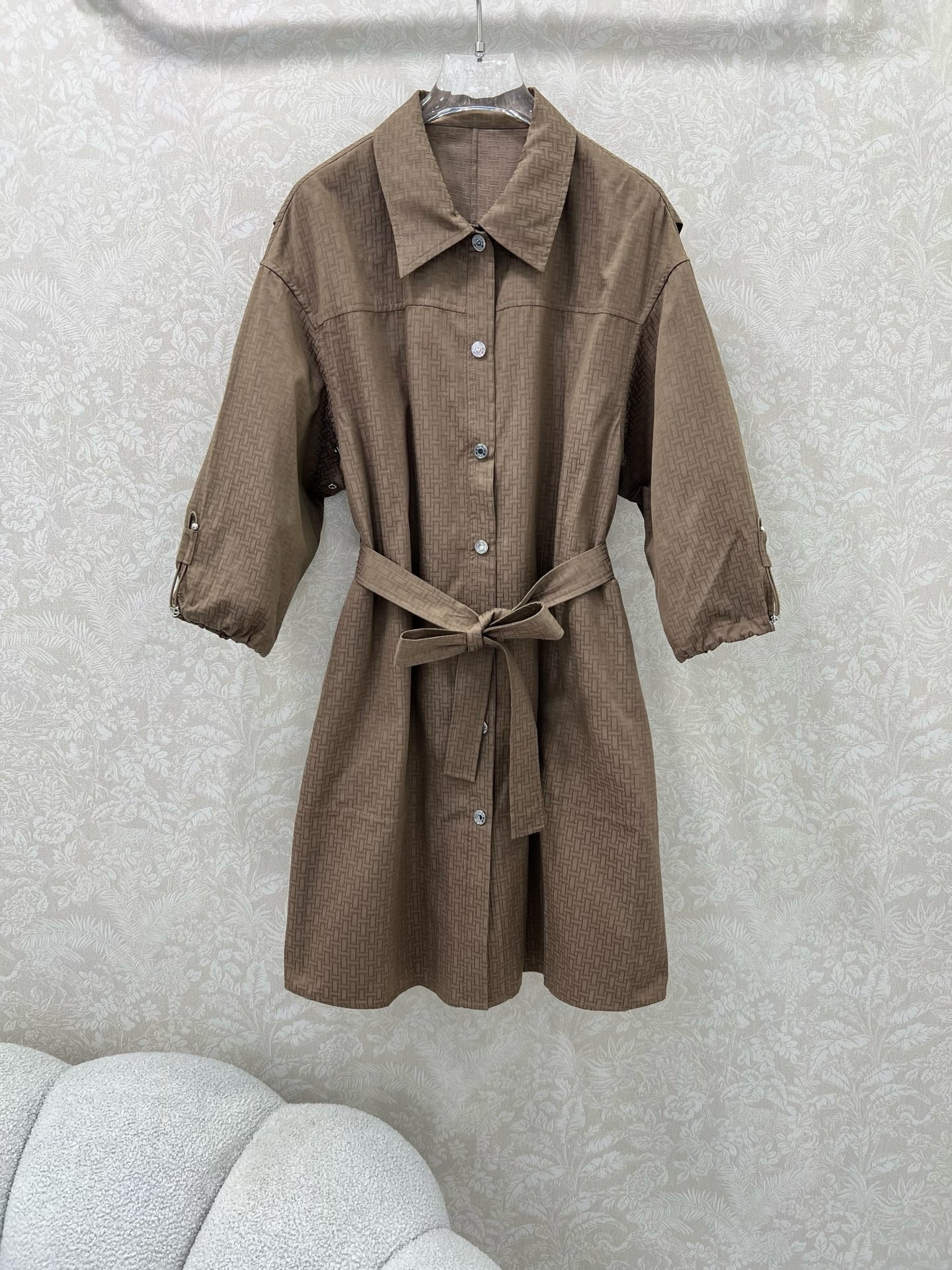 🔥🔥He*mès 25新款H暗纹提花小翻领单排扣衬衣式连衣裙，袖口活性抽绳设计 简约大气不失精致感。定制