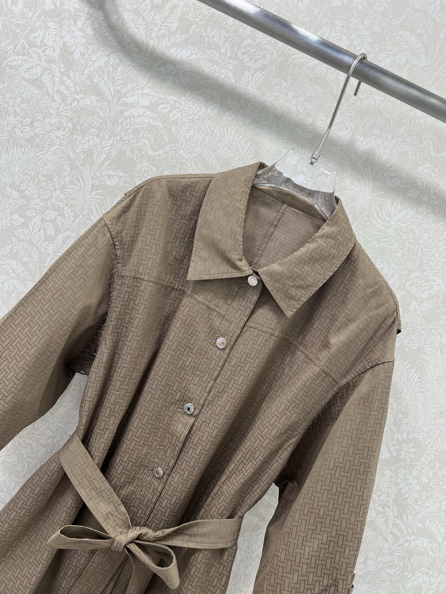 🔥🔥He*mès 25新款H暗纹提花小翻领单排扣衬衣式连衣裙，袖口活性抽绳设计 简约大气不失精致感。定制