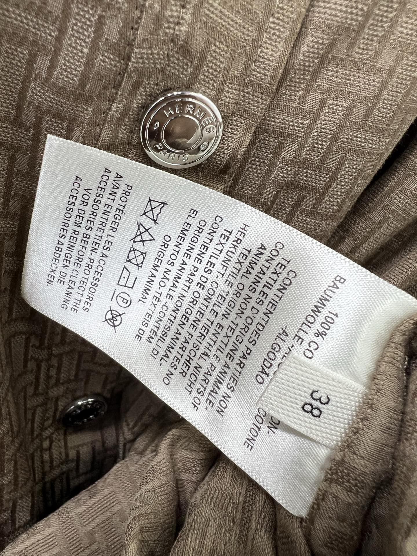 🔥🔥He*mès 25新款H暗纹提花小翻领单排扣衬衣式连衣裙，袖口活性抽绳设计 简约大气不失精致感。定制