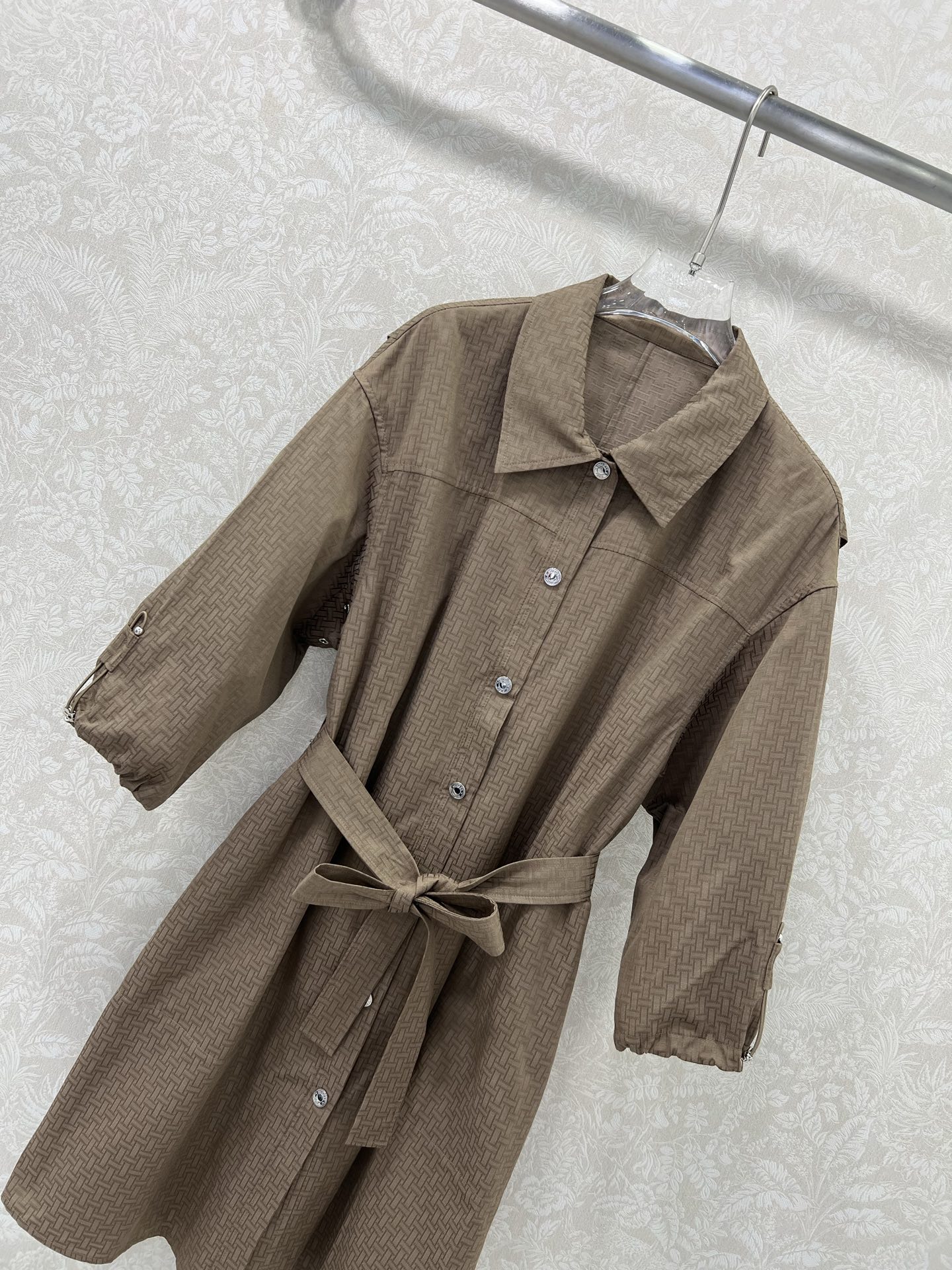 🔥🔥He*mès 25新款H暗纹提花小翻领单排扣衬衣式连衣裙，袖口活性抽绳设计 简约大气不失精致感。定制