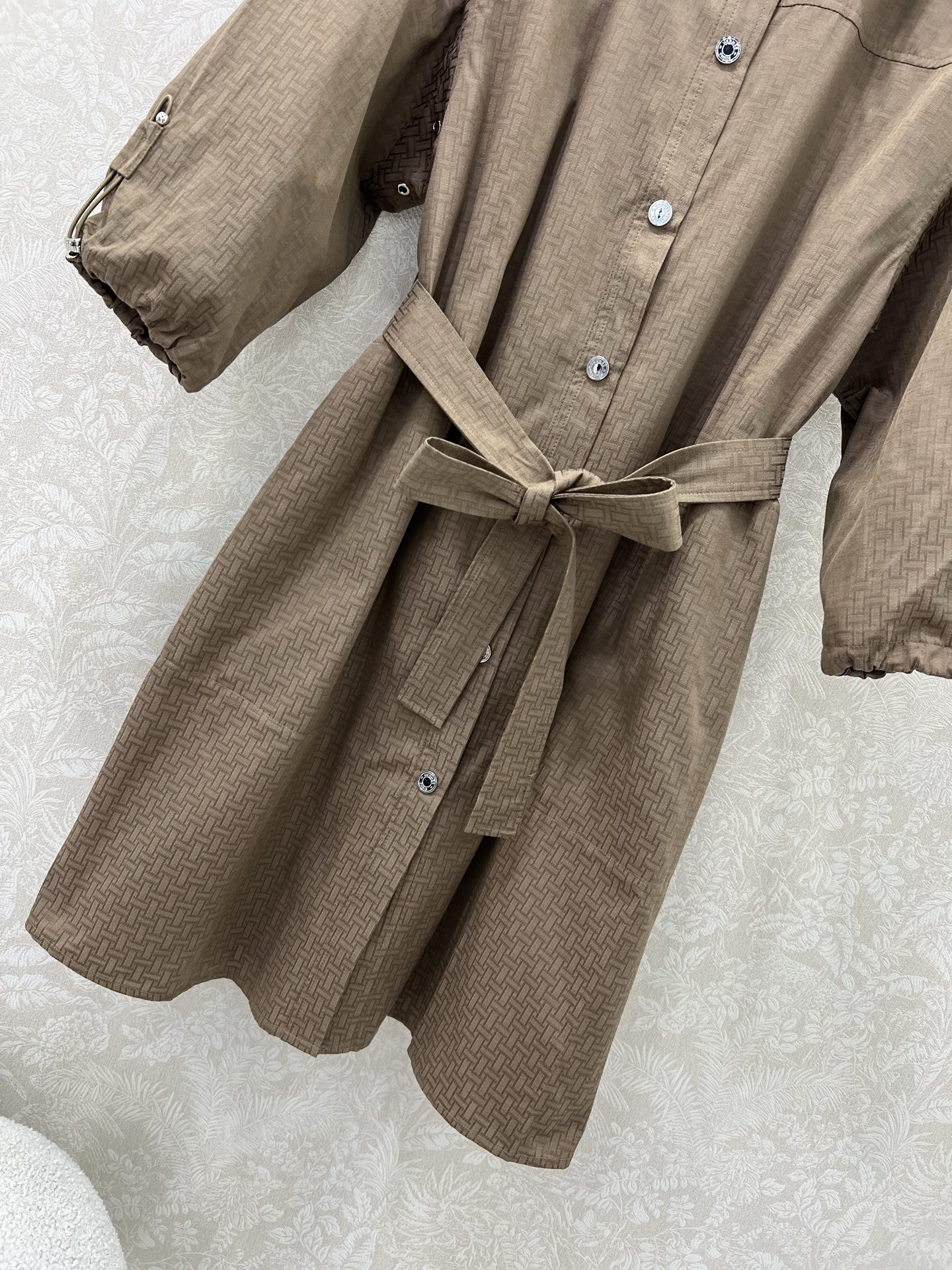 🔥🔥He*mès 25新款H暗纹提花小翻领单排扣衬衣式连衣裙，袖口活性抽绳设计 简约大气不失精致感。定制