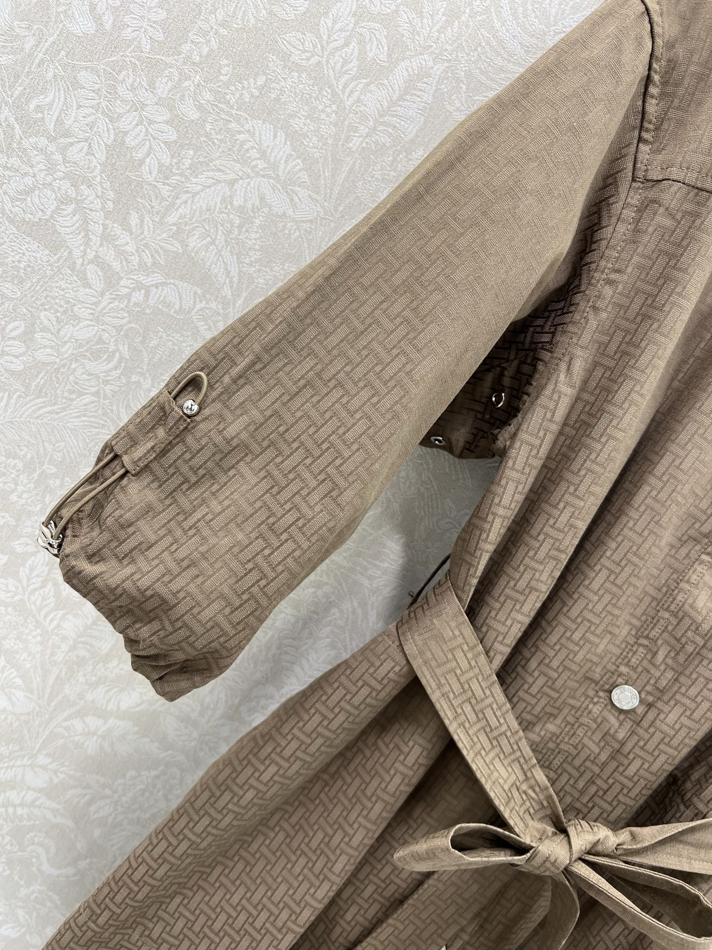 🔥🔥He*mès 25新款H暗纹提花小翻领单排扣衬衣式连衣裙，袖口活性抽绳设计 简约大气不失精致感。定制