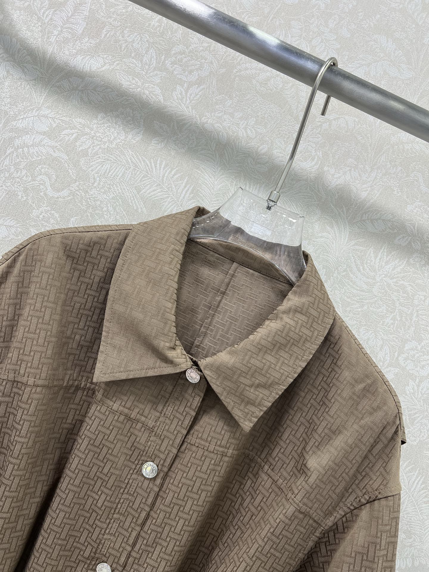 🔥🔥He*mès 25新款H暗纹提花小翻领单排扣衬衣式连衣裙，袖口活性抽绳设计 简约大气不失精致感。定制