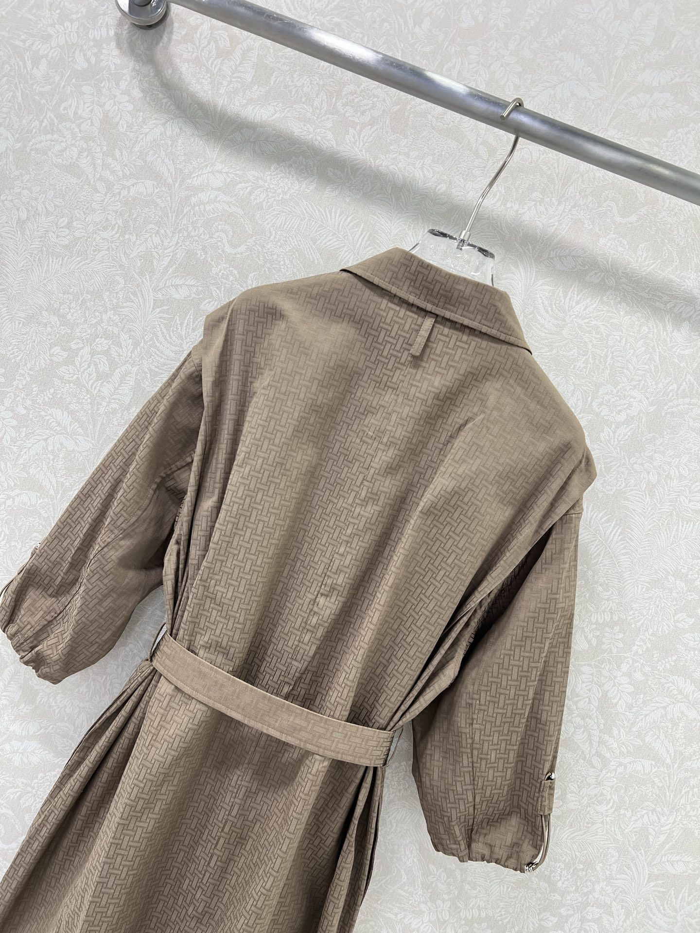 🔥🔥He*mès 25新款H暗纹提花小翻领单排扣衬衣式连衣裙，袖口活性抽绳设计 简约大气不失精致感。定制