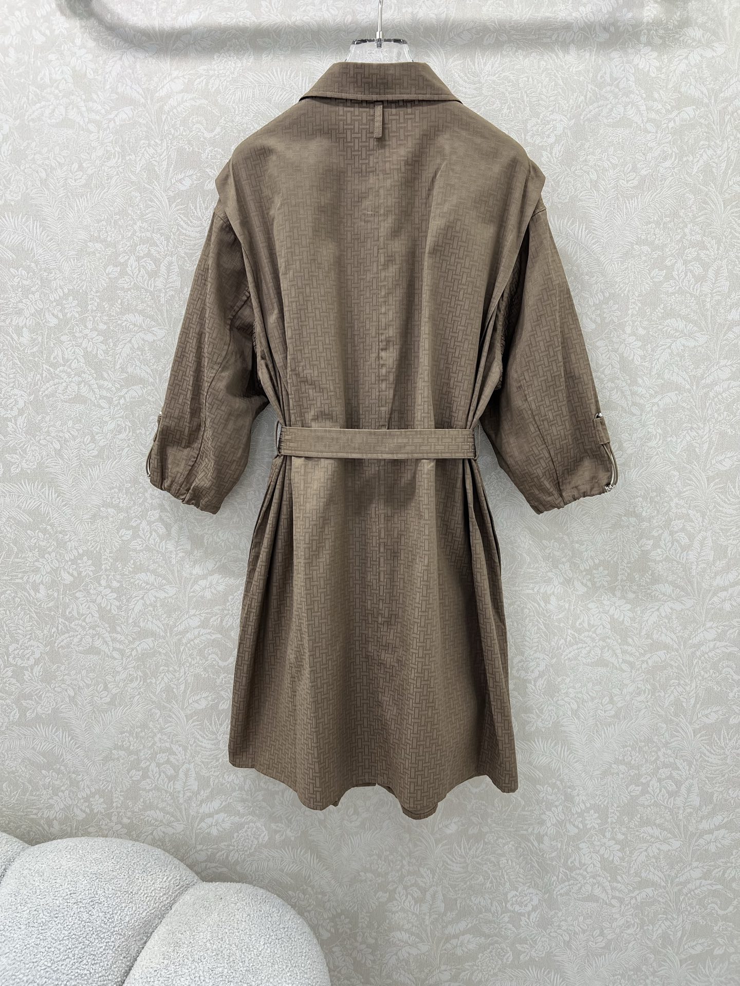 🔥🔥He*mès 25新款H暗纹提花小翻领单排扣衬衣式连衣裙，袖口活性抽绳设计 简约大气不失精致感。定制