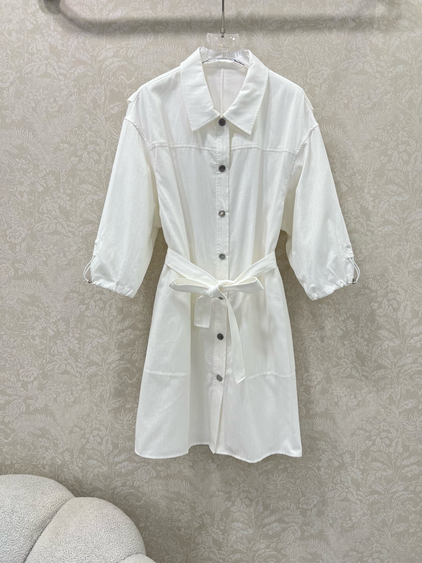 🔥🔥He*mès 25新款H暗纹提花小翻领单排扣衬衣式连衣裙，袖口活性抽绳设计 简约大气不失精致感。定制